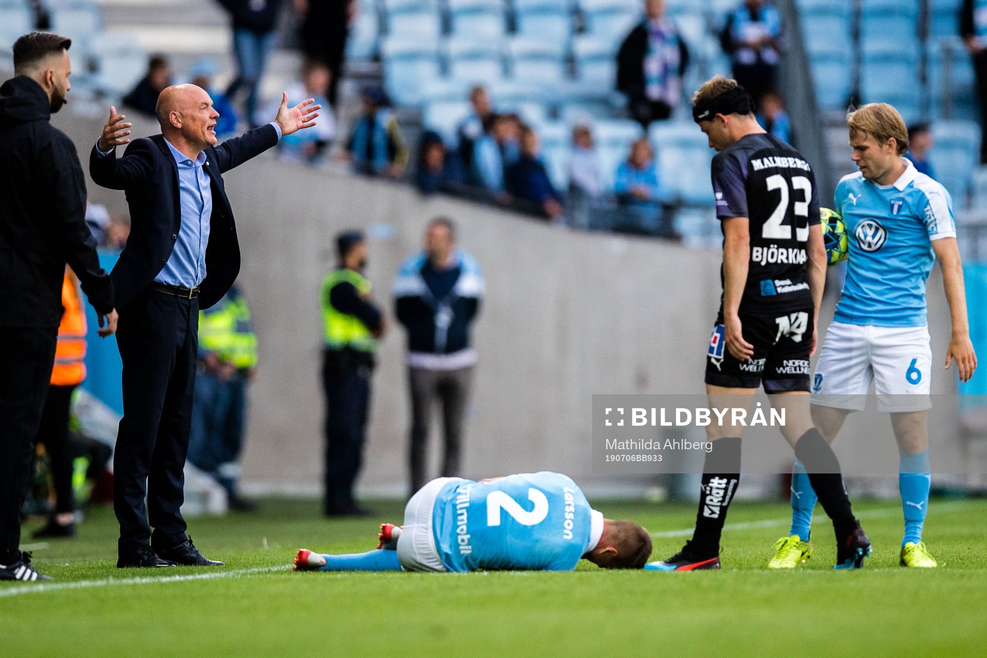 Malmö FFs tränare Uwe Rösler protesterar mot domslut