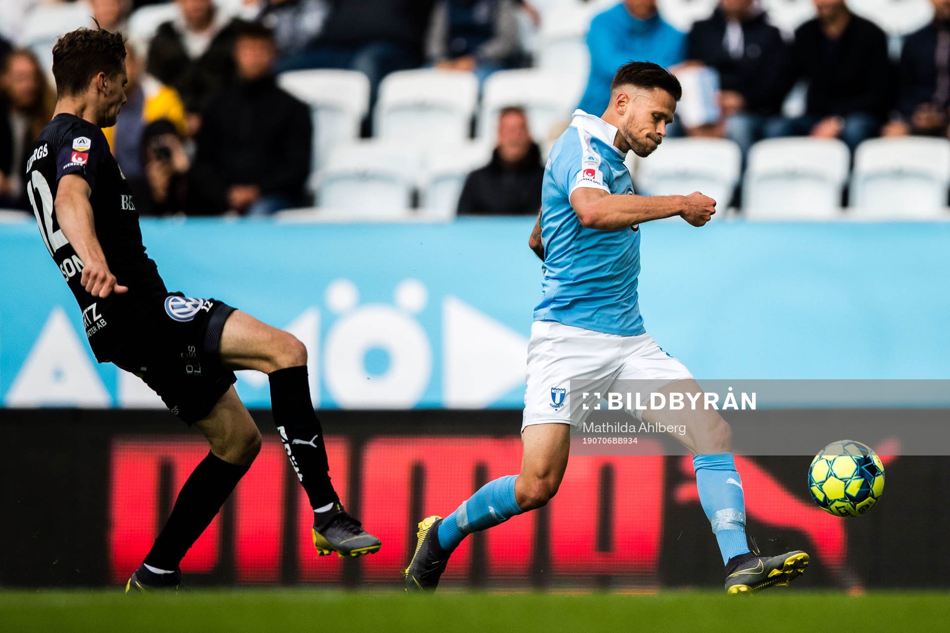 Örebros Jake Larsson och Malmö FFs Arnór Traustason