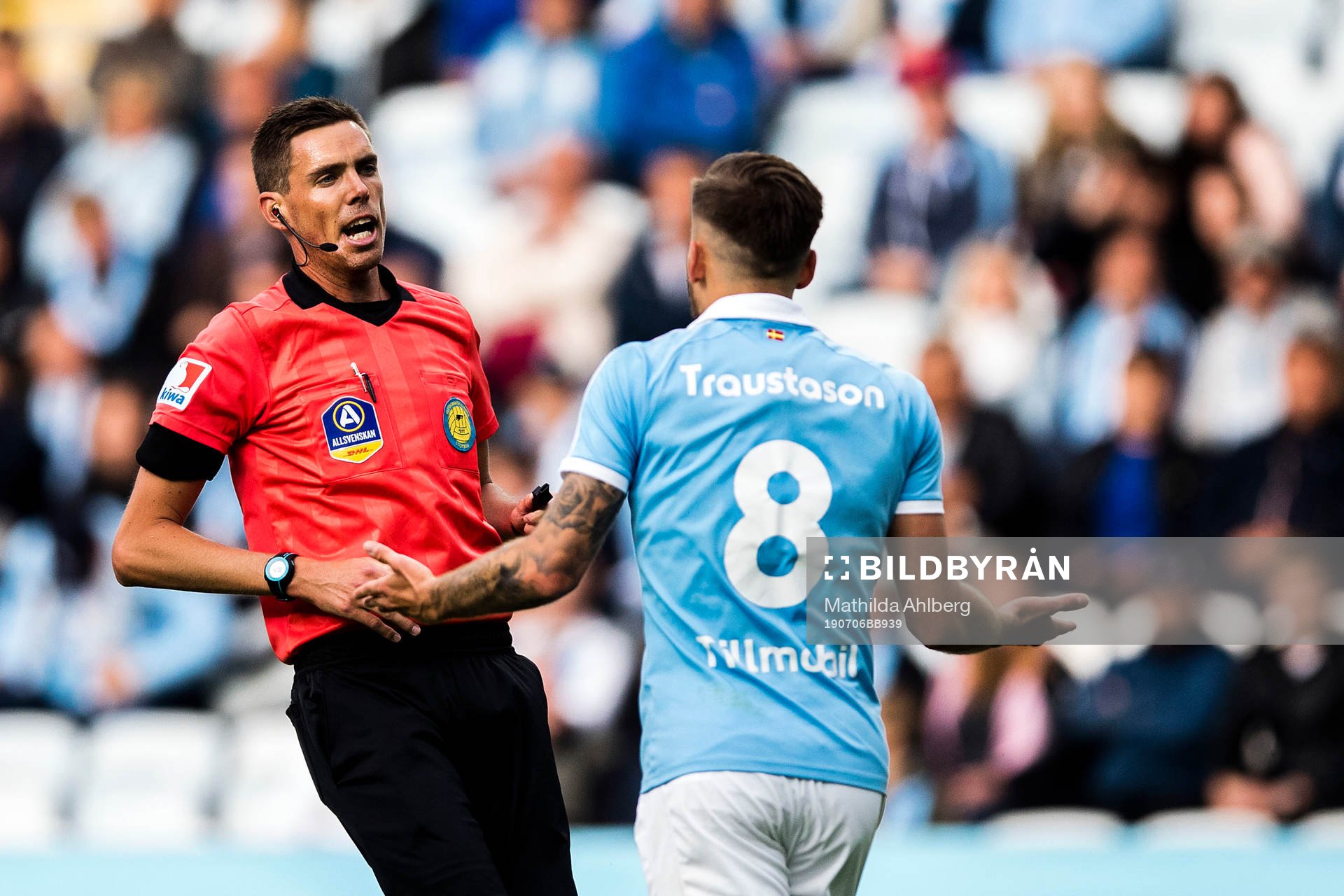 Domare Magnus Lindgren i diskussion med Malmö FFs Arnór