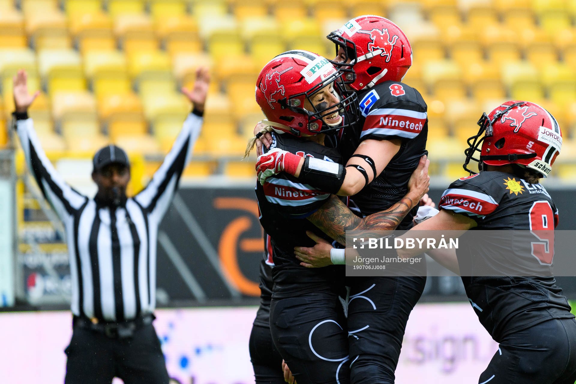 Carlstad Crusaders Linda Johansson kramas om av Anastasia Olavuo och Anna Hedström efter touchdown under damernas SM-final i amerikansk fotboll mellan Carlstad Crusaders och Örebro Black Knights den 6 Juli 2019 i Borås.