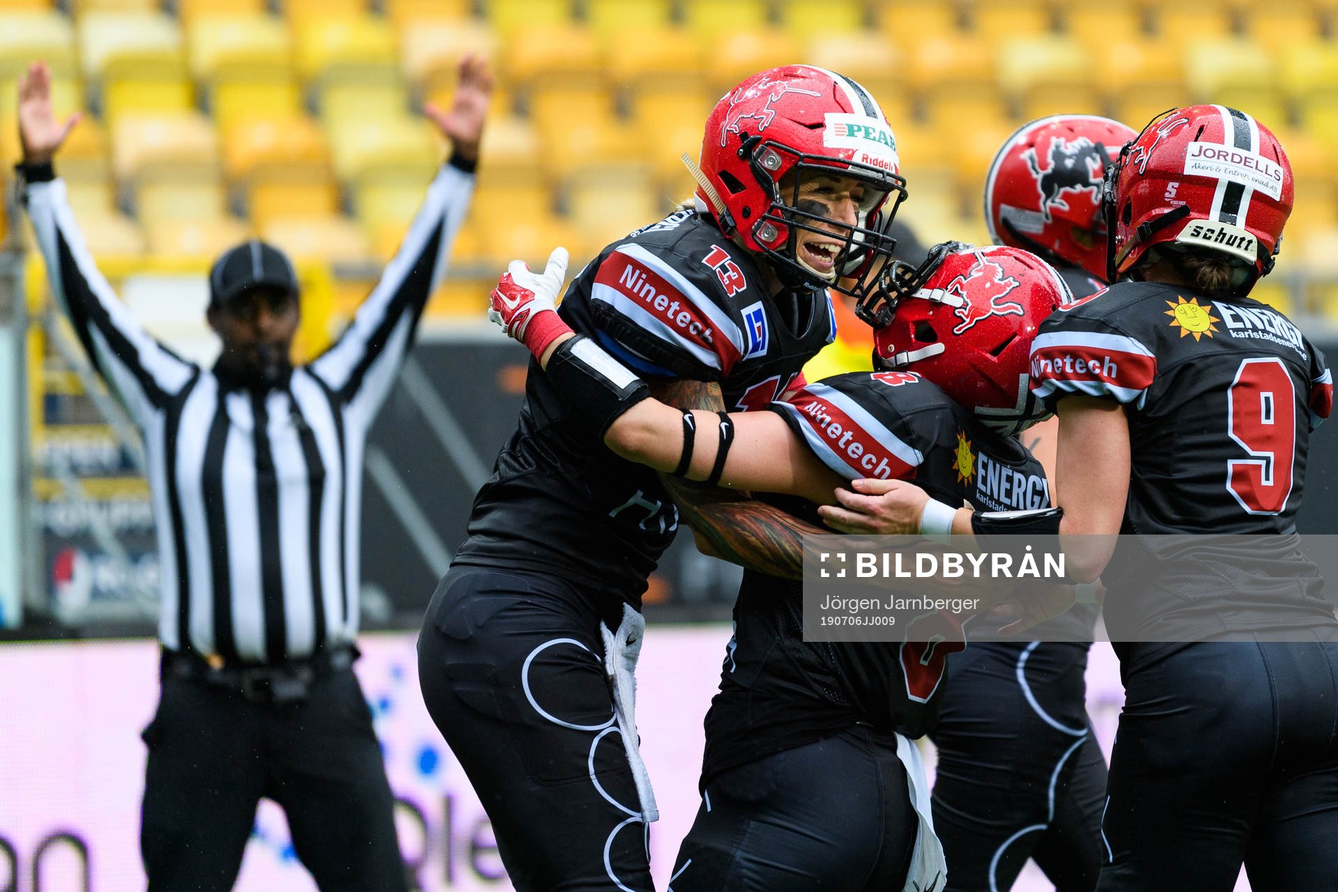 Carlstad Crusaders Linda Johansson kramas om av Anastasia
