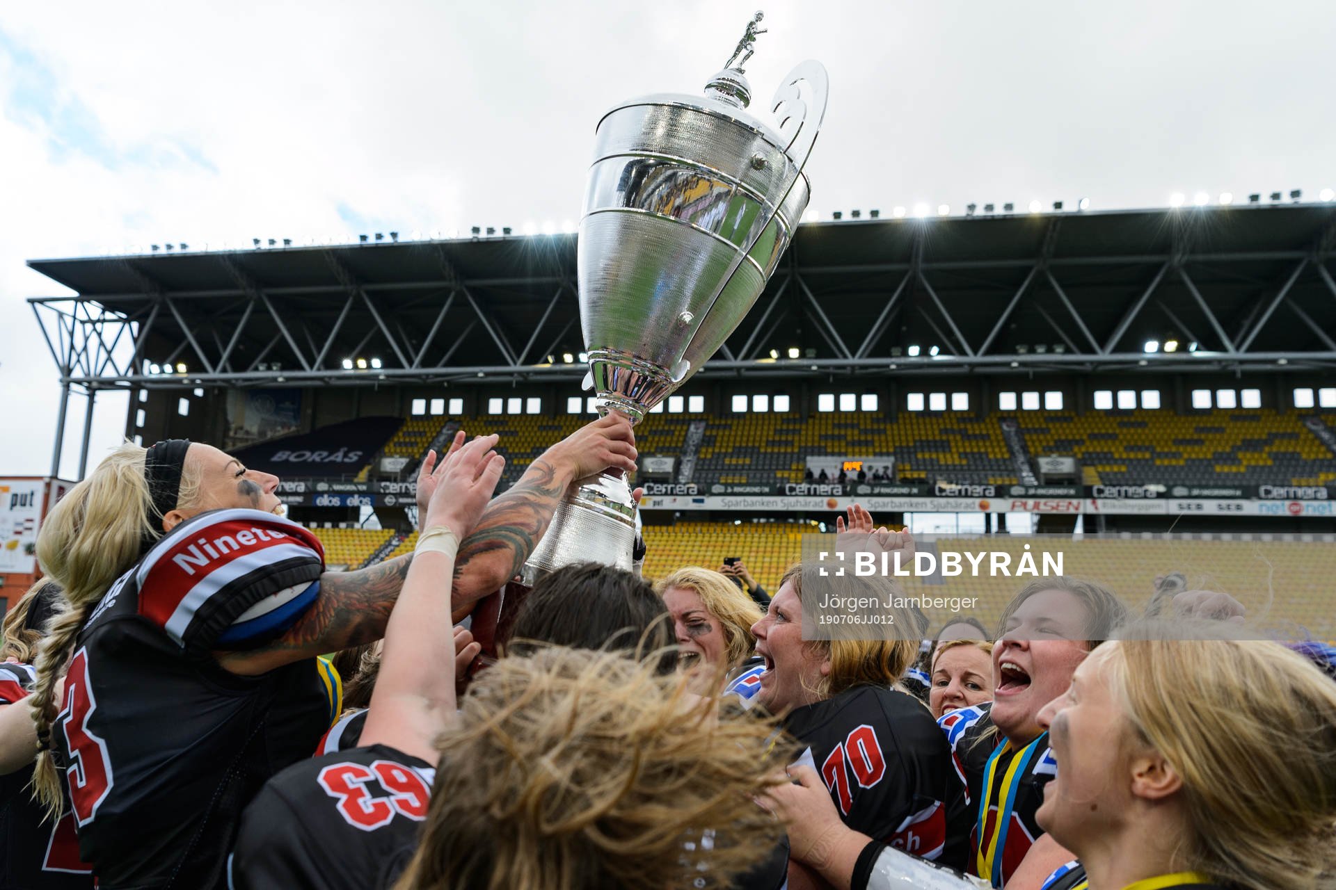 Svenska mästarna Carlstad Crusaders spelare lyfter pokalen
