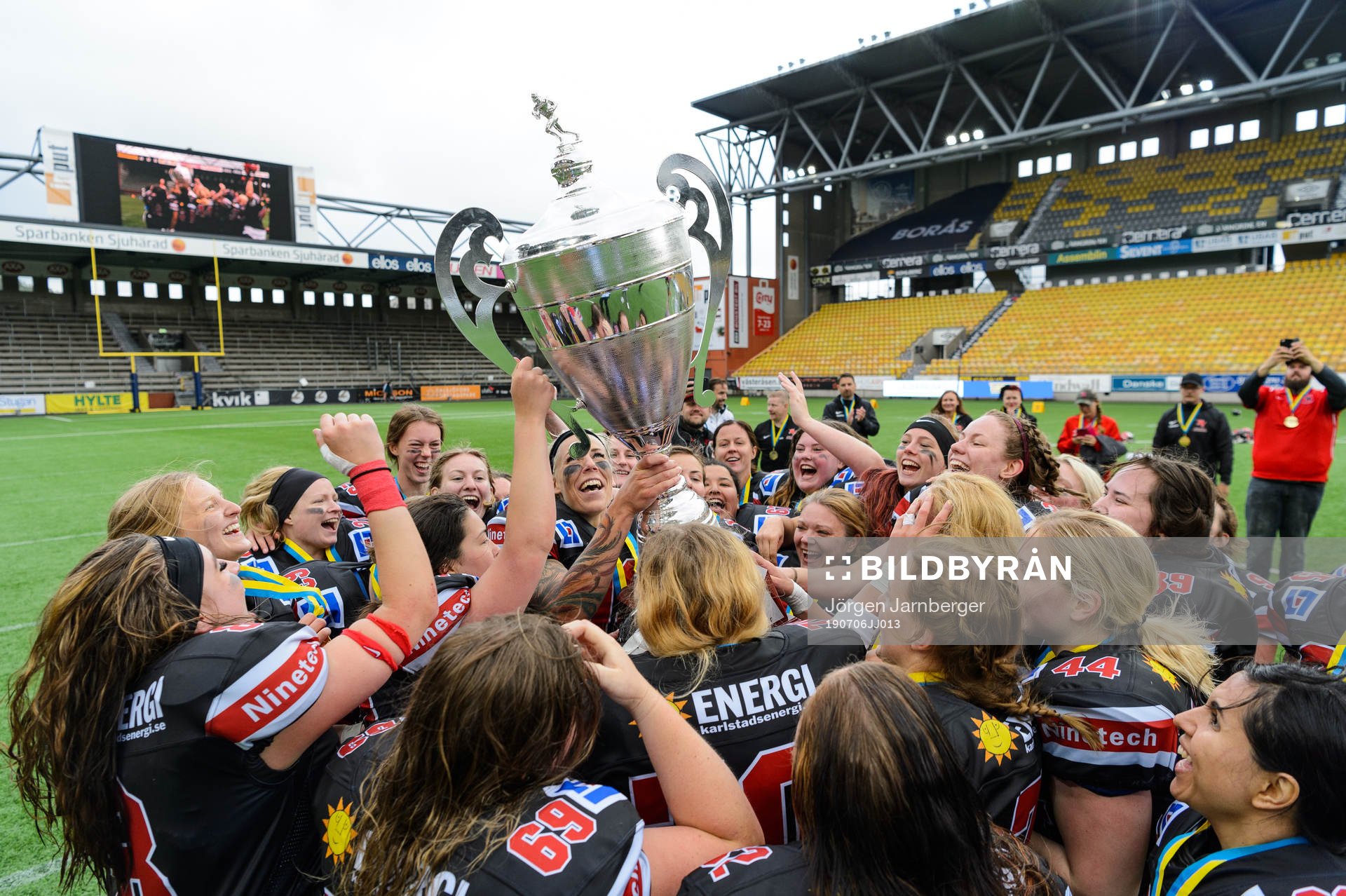 Svenska mästarna Carlstad Crusaders spelare lyfter pokalen