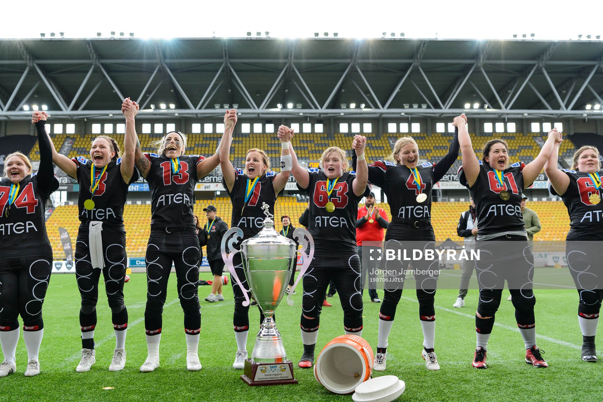 Svenska mästarna Carlstad Crusaders spelare jublar under damernas SM-final i amerikansk fotboll mellan Carlstad Crusaders och Örebro Black Knights den 6 Juli 2019 i Borås.