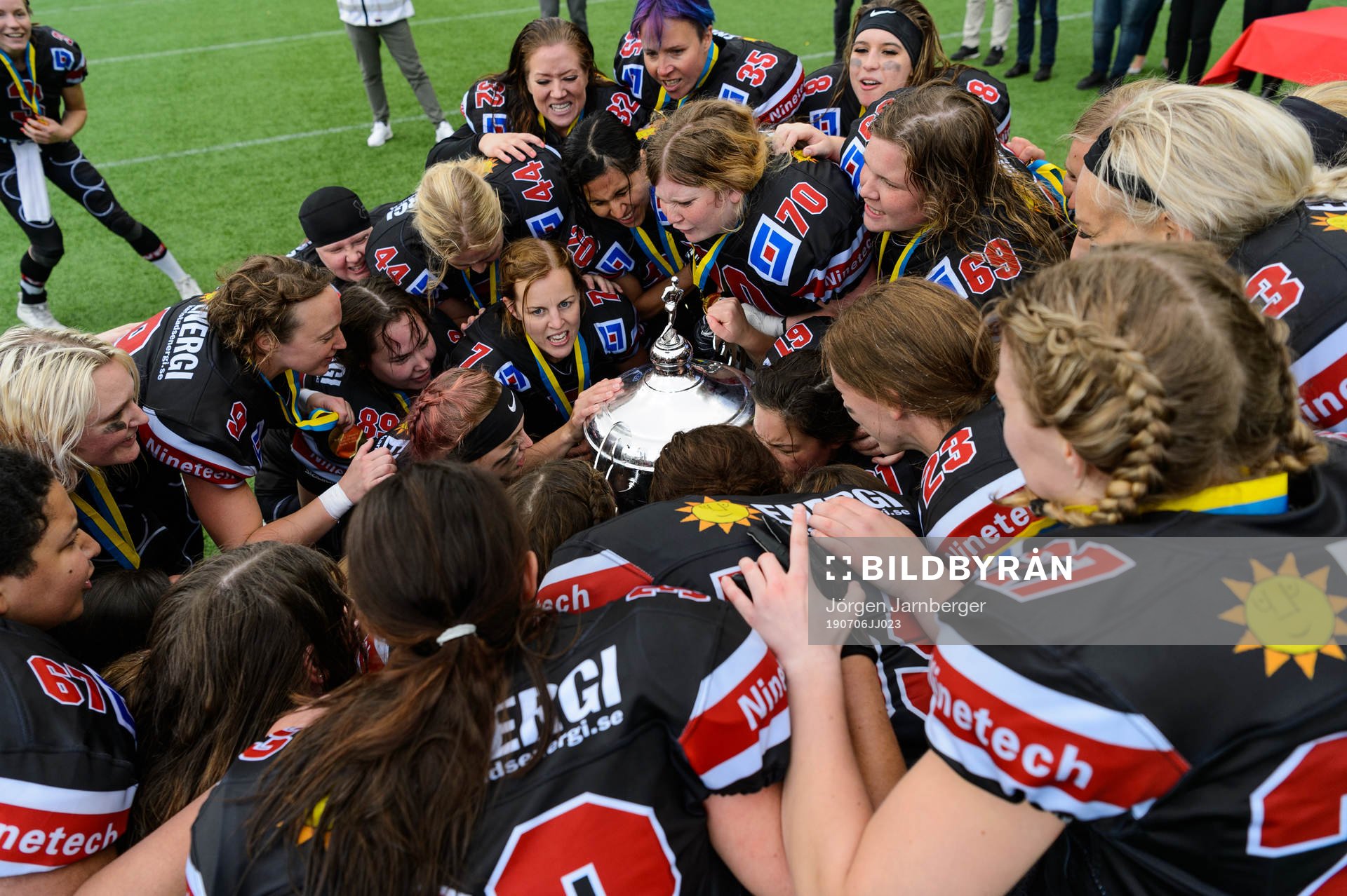 Carlstad Crusaders spelare jublar med pokalen