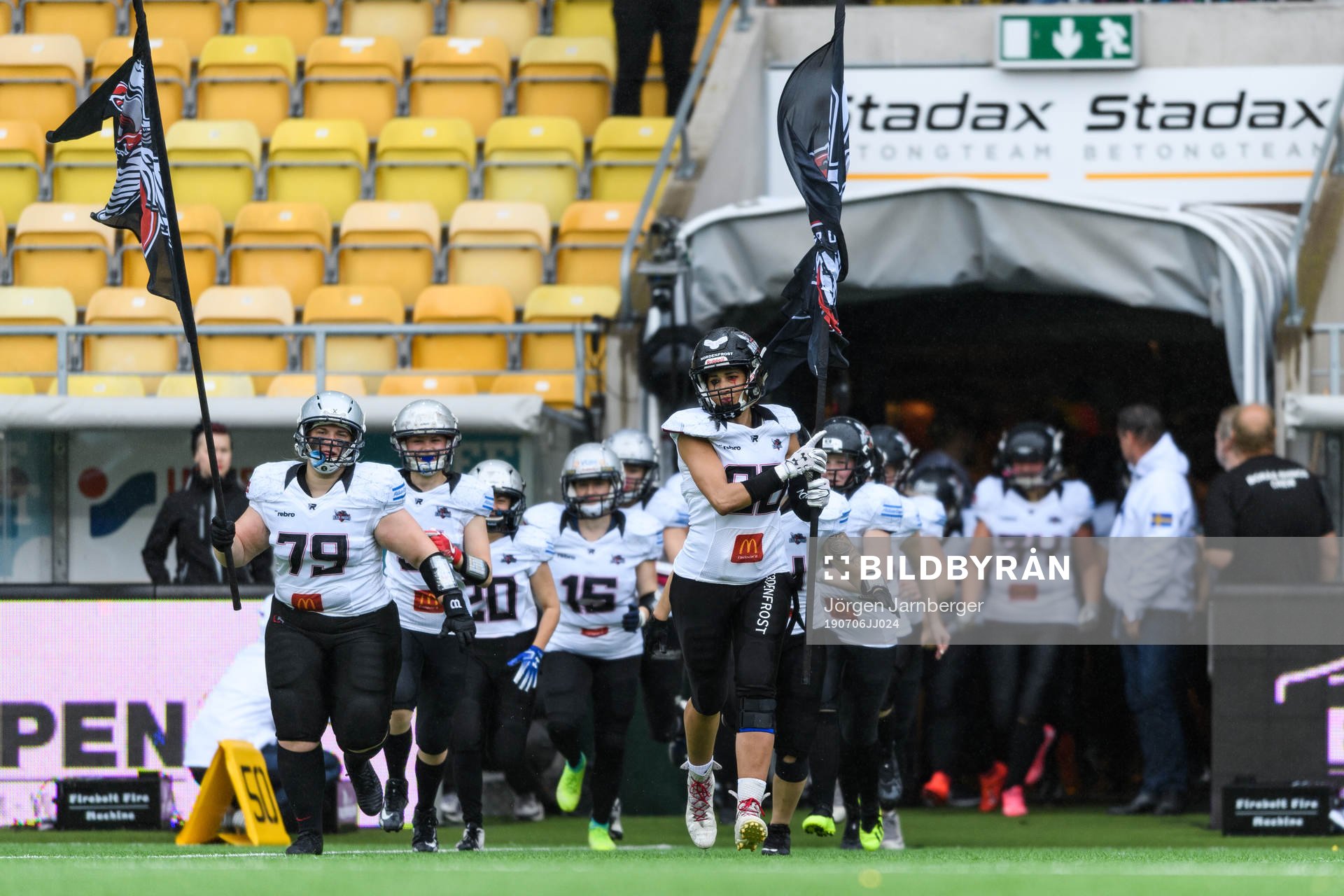 Örebro Black Knights spelare kommer in på arenan