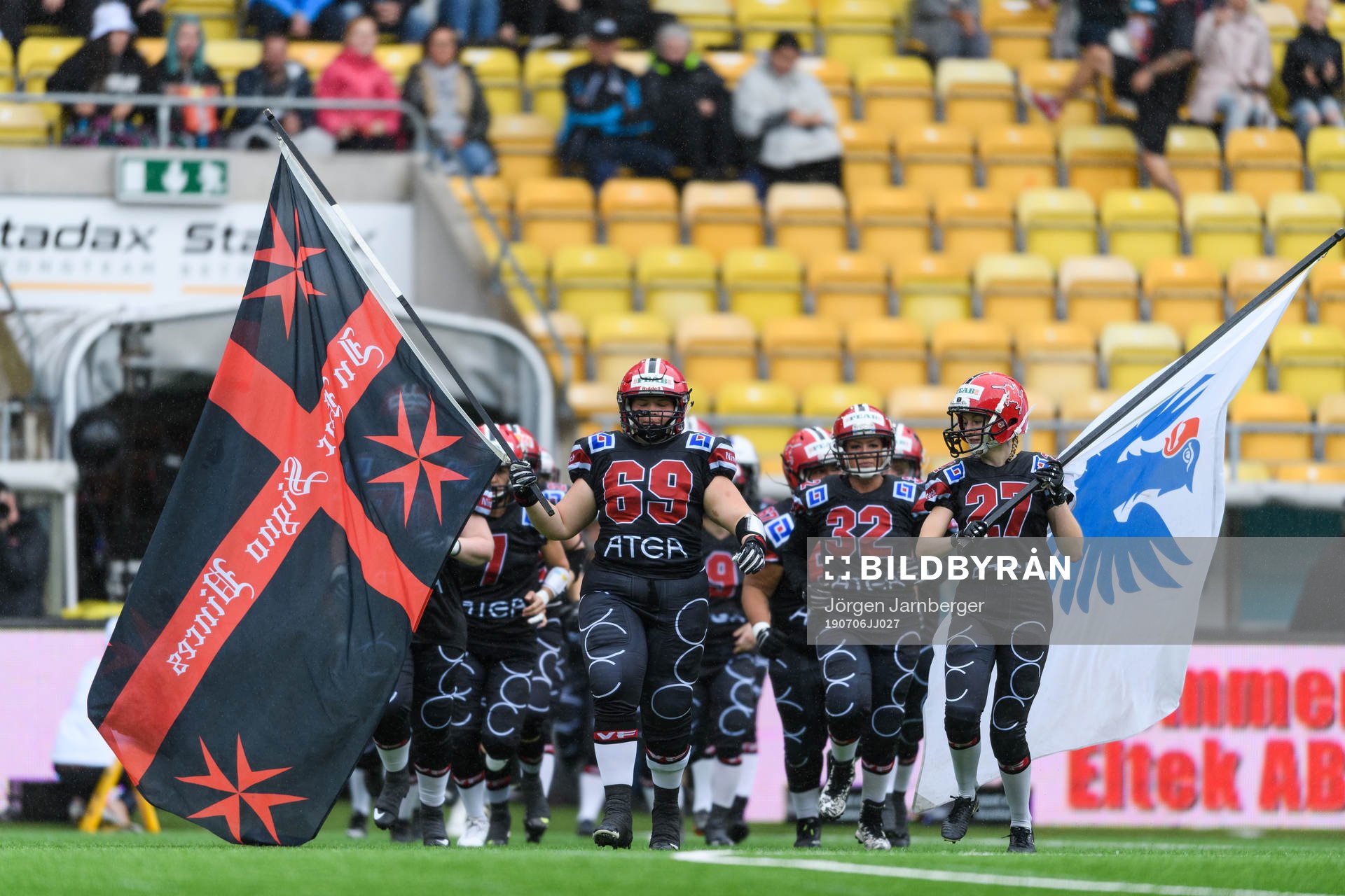 Carlstad Crusaders spelare kommer in på arenan
