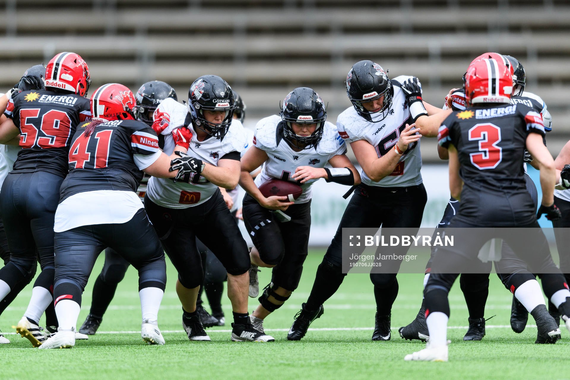 Örebro Black Knights Sara Lidner tar sig igenom Carlstad