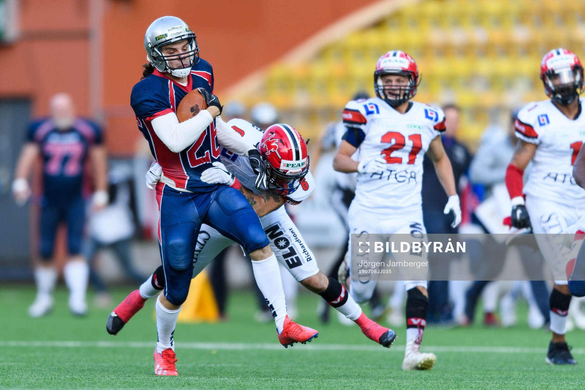 Stockholm Mean Machines Gustav Nyhlén i kamp med Carlstad Crusaders Daniel Johansson under av SM-finalen i amerikansk fotboll mellan Stockholm Mean Machines och Carlstad Crusaders den 6 Juli 2019 i Borås.
