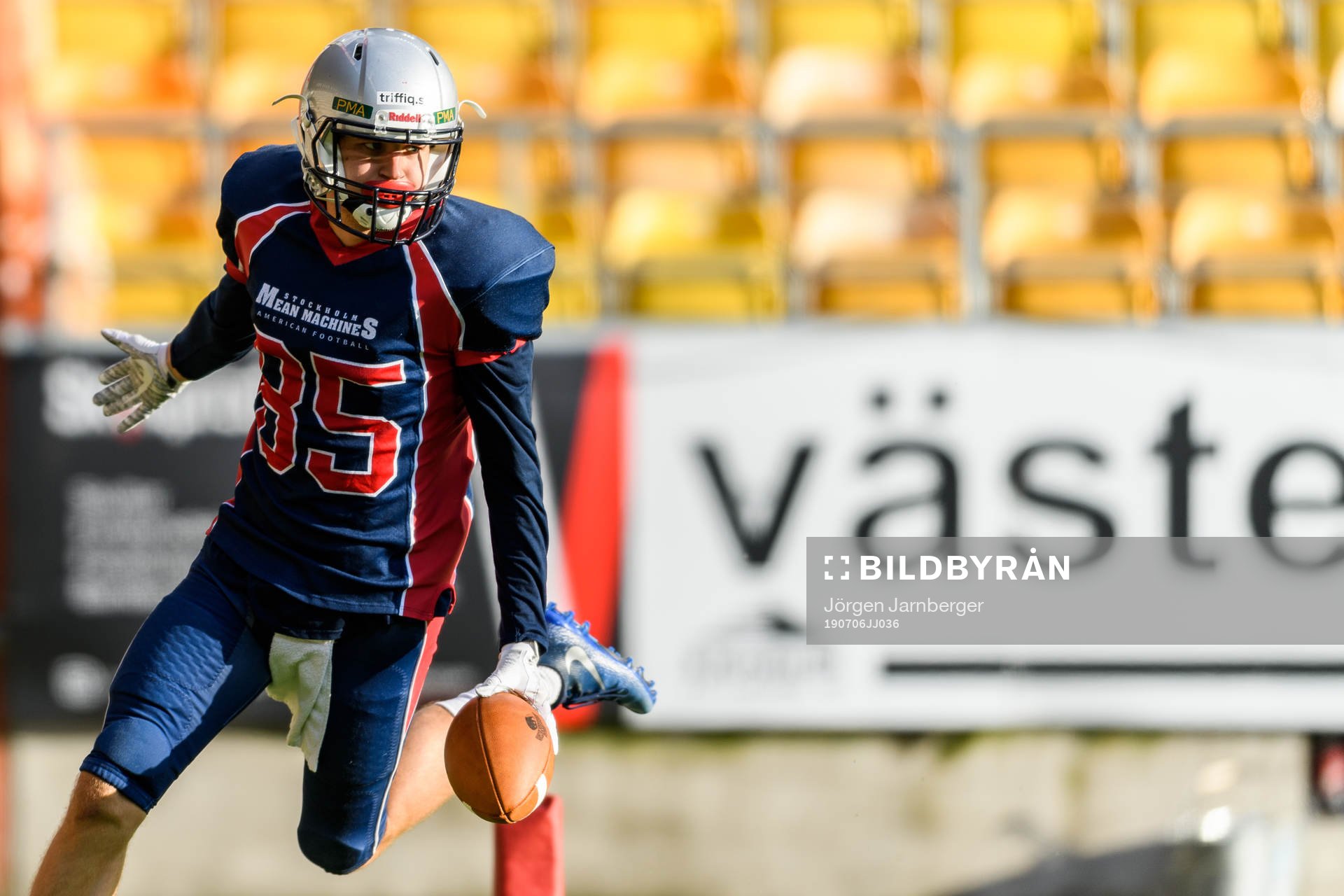 Stockholm Mean Machines Elias Alberyd jublar vid touchdown