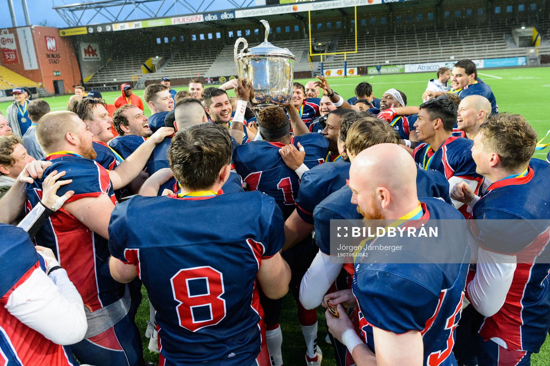 Svenska mästarna Stockholm Mean Machines spelare jublar