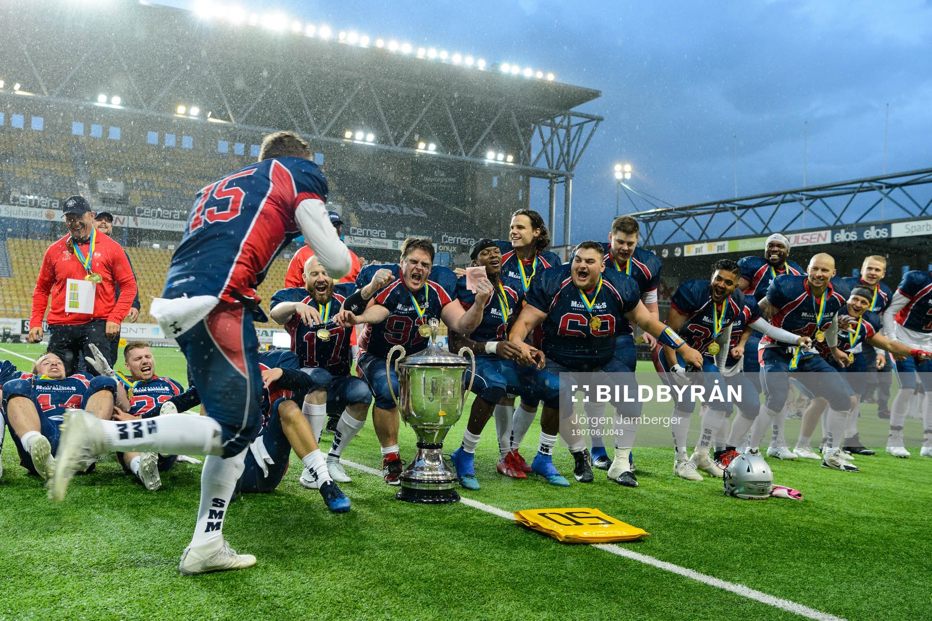 Stockholm Mean Machines spelare jublar med pokalen