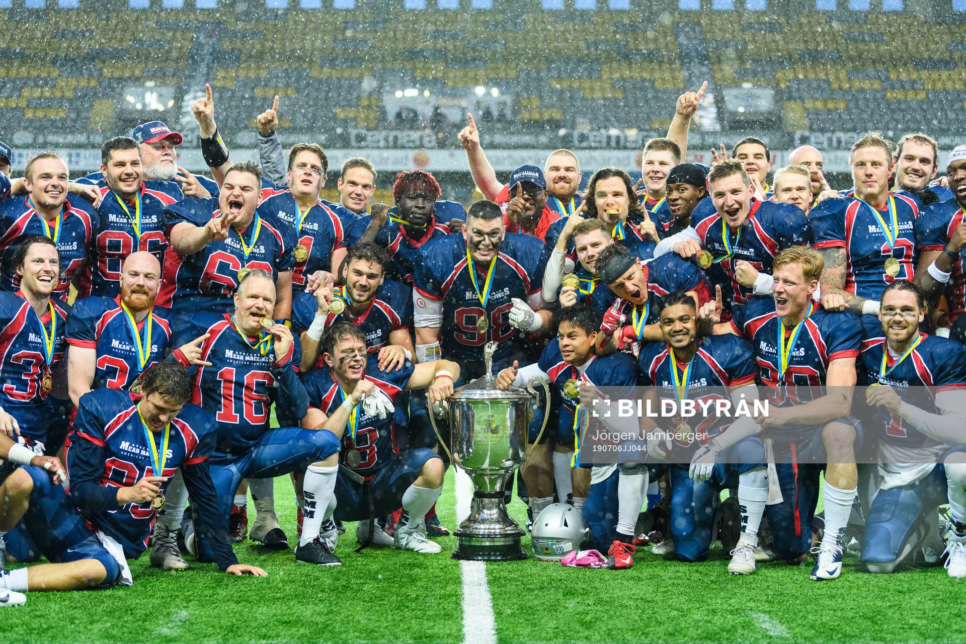 Svenska mästarna Stockholm Mean Machines spelare jublar