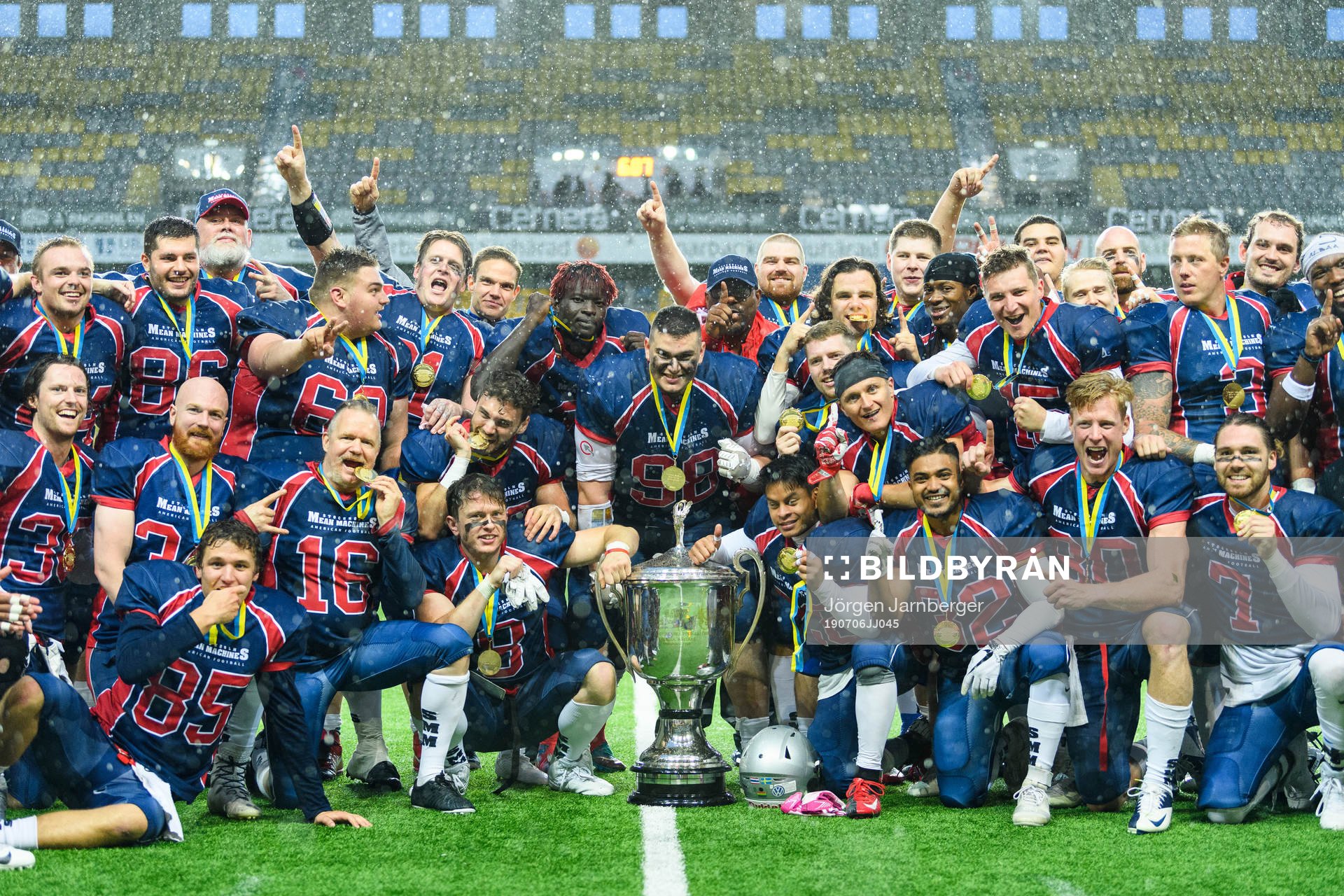 Svenska mästarna Stockholm Mean Machines spelare jublar