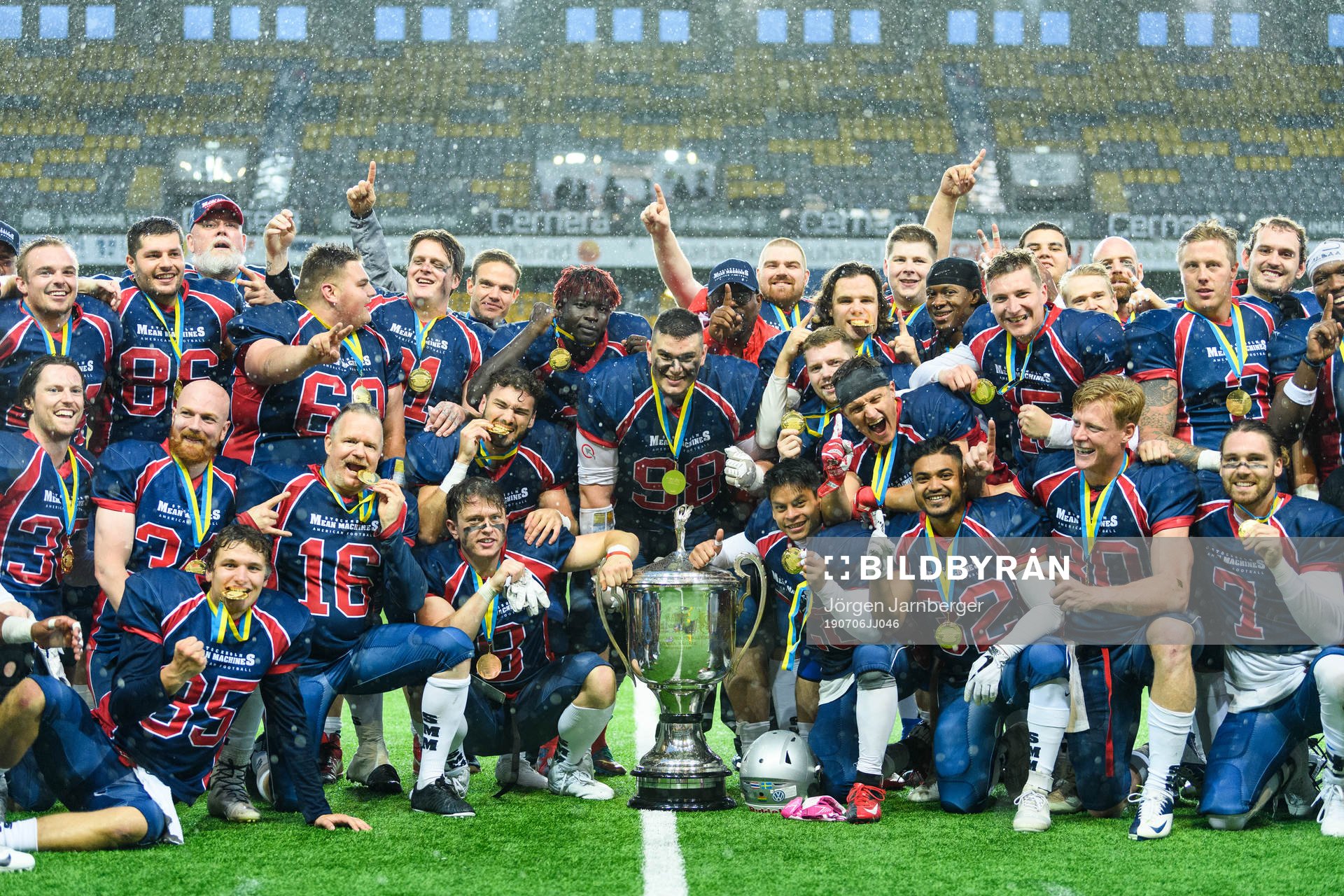 Svenska mästarna Stockholm Mean Machines spelare jublar