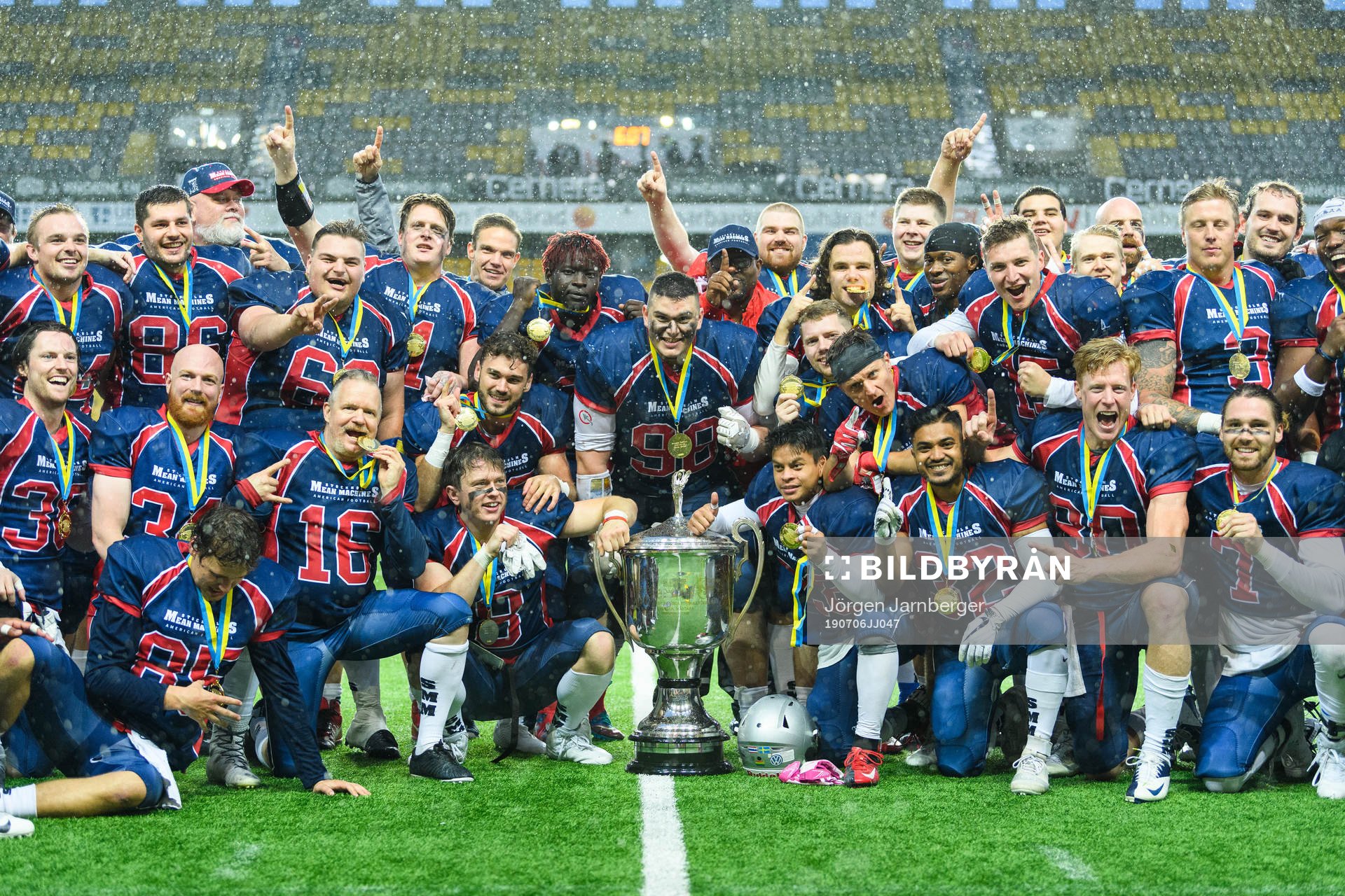 Svenska mästarna Stockholm Mean Machines spelare jublar