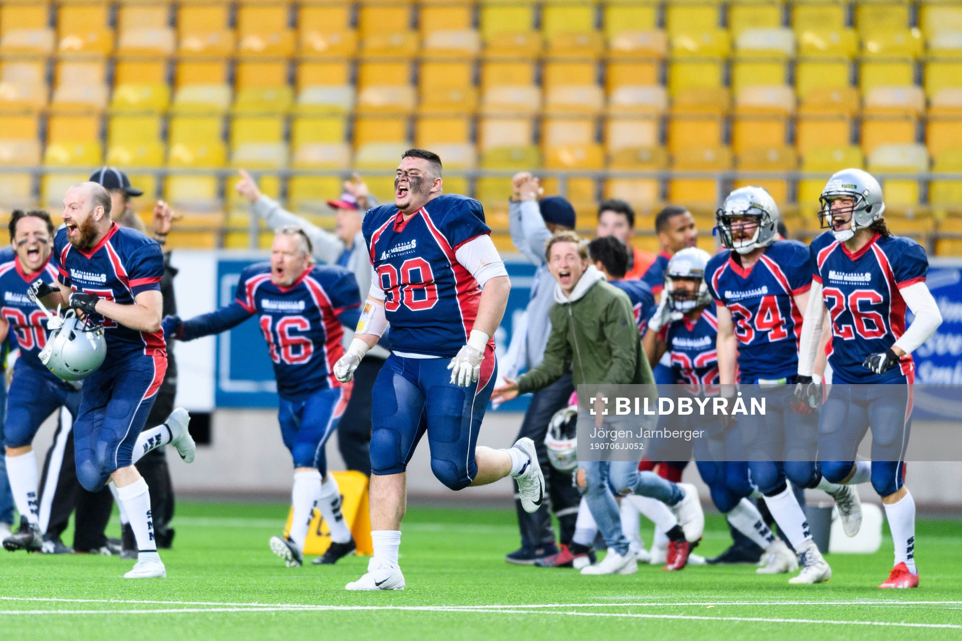 Stockholm Mean Machines spelare jublar