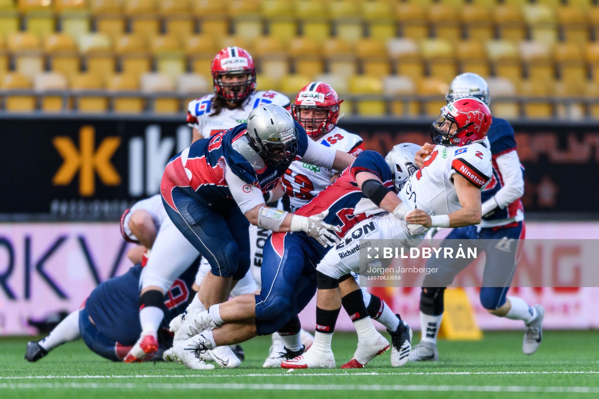 Stockholm Mean Machines spelare stoppar Carlstad Crusaders