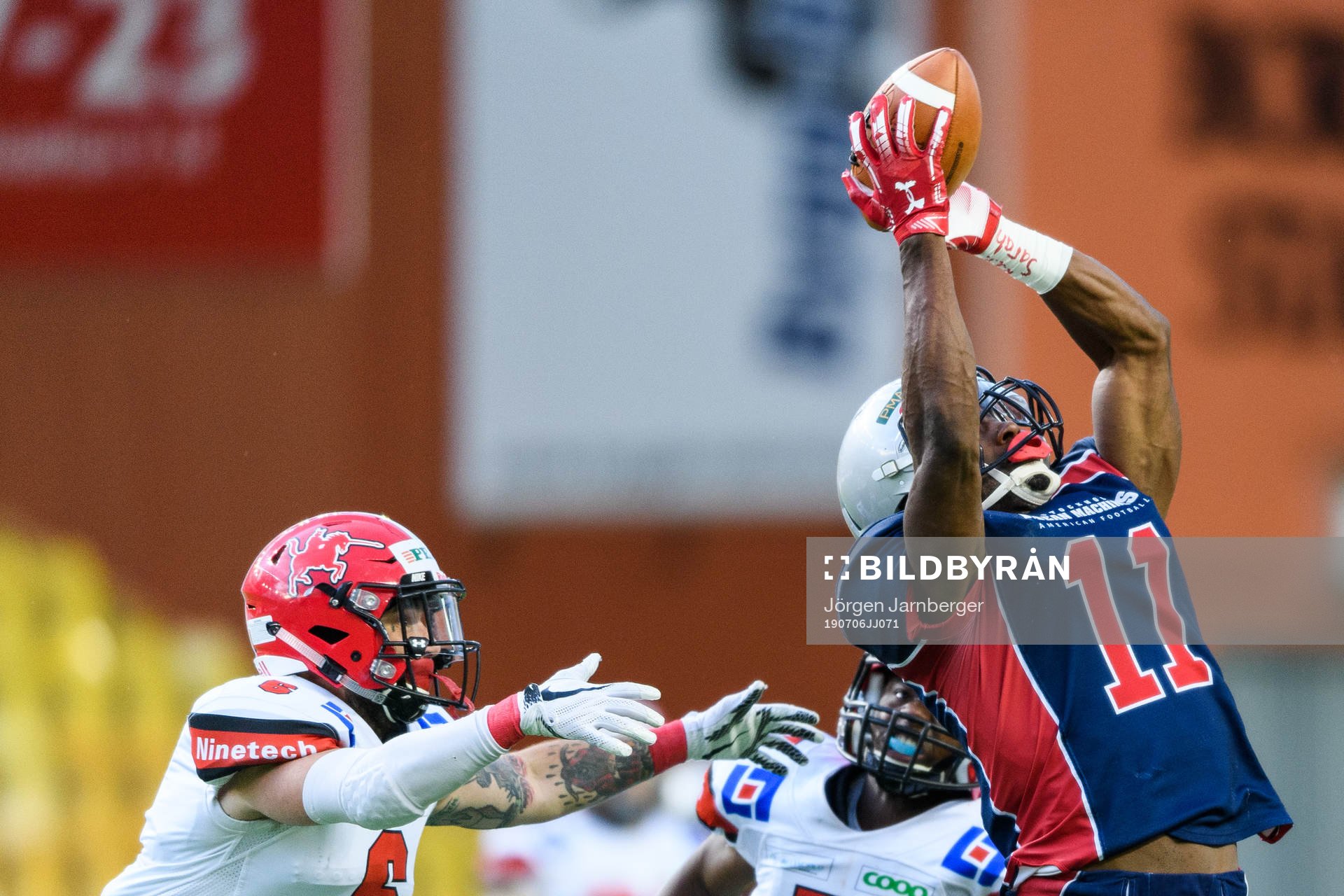 Stockholm Mean Machines Alpha Jalloh fångar en passning