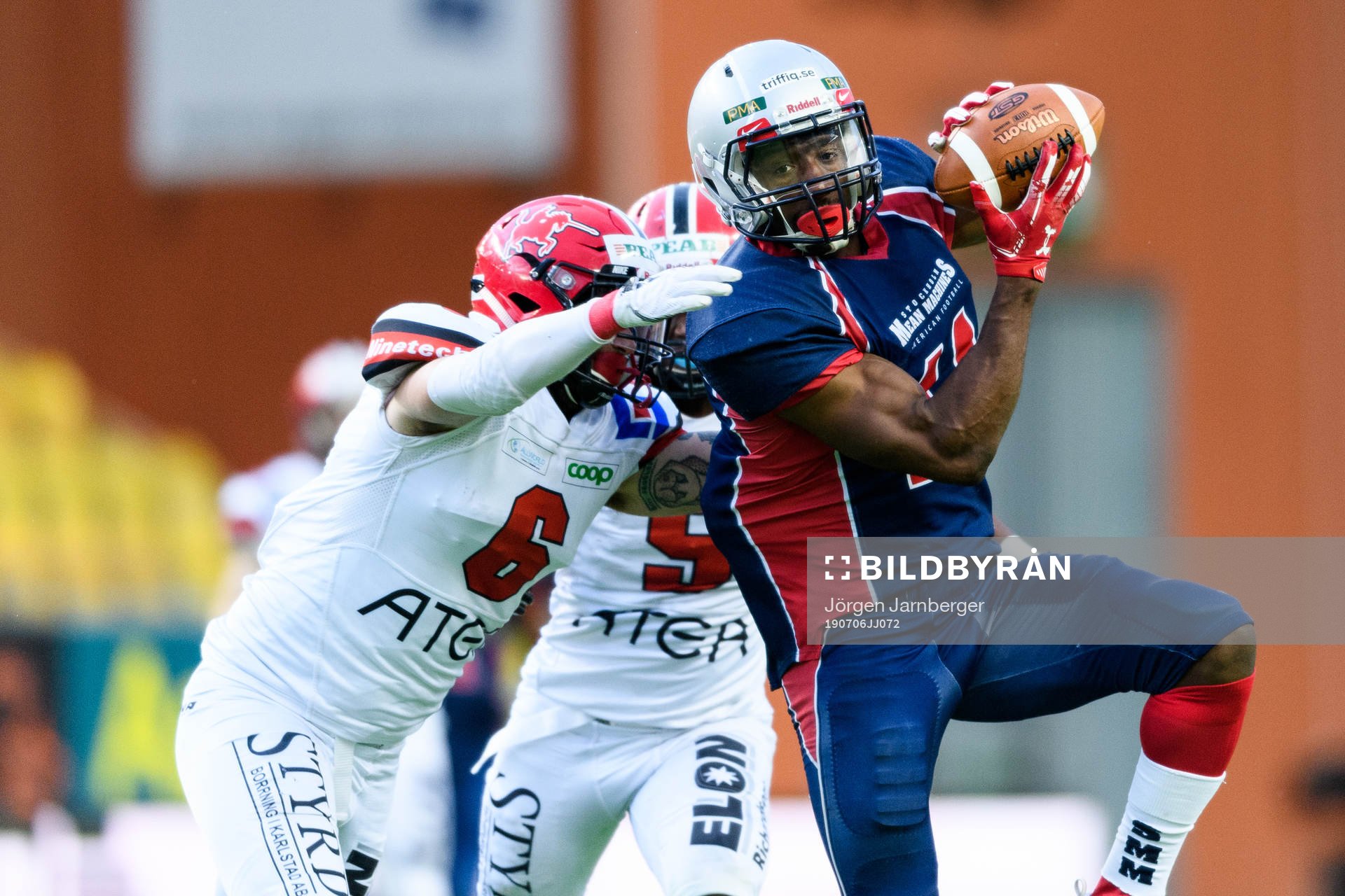 Stockholm Mean Machines Alpha Jalloh fångar en passning