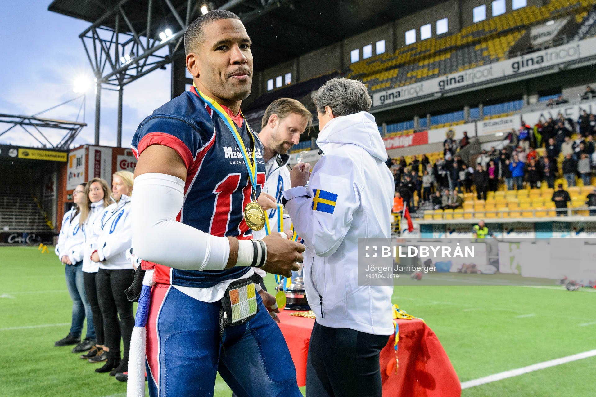 Stockholm Mean Machines Philip Minja tar emot SM-medaljen