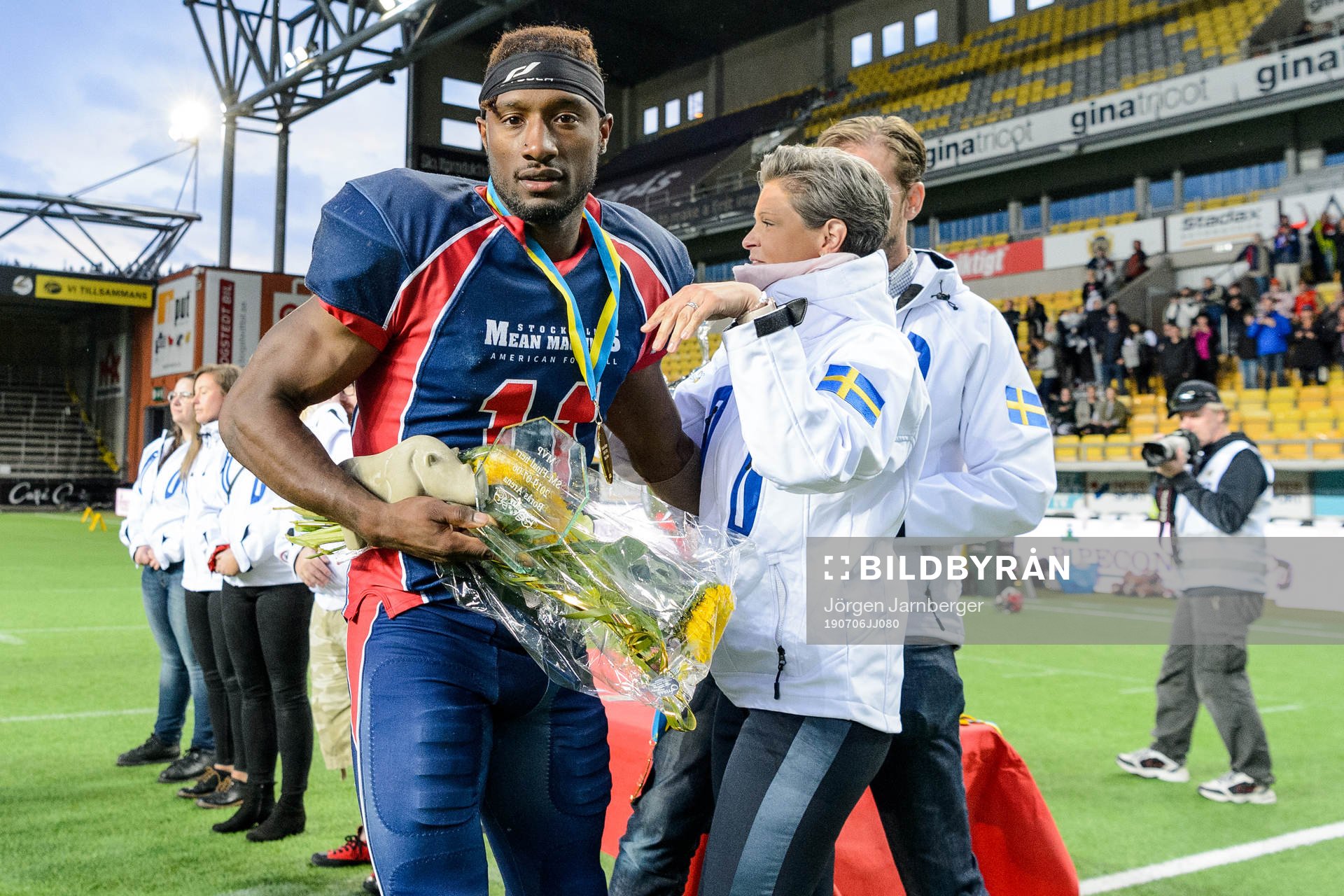 Stockholm Mean Machines Alpha Jalloh tar emot SM-medaljen under av SM-finalen i amerikansk fotboll mellan Stockholm Mean Machines och Carlstad Crusaders den 6 Juli 2019 i Borås.