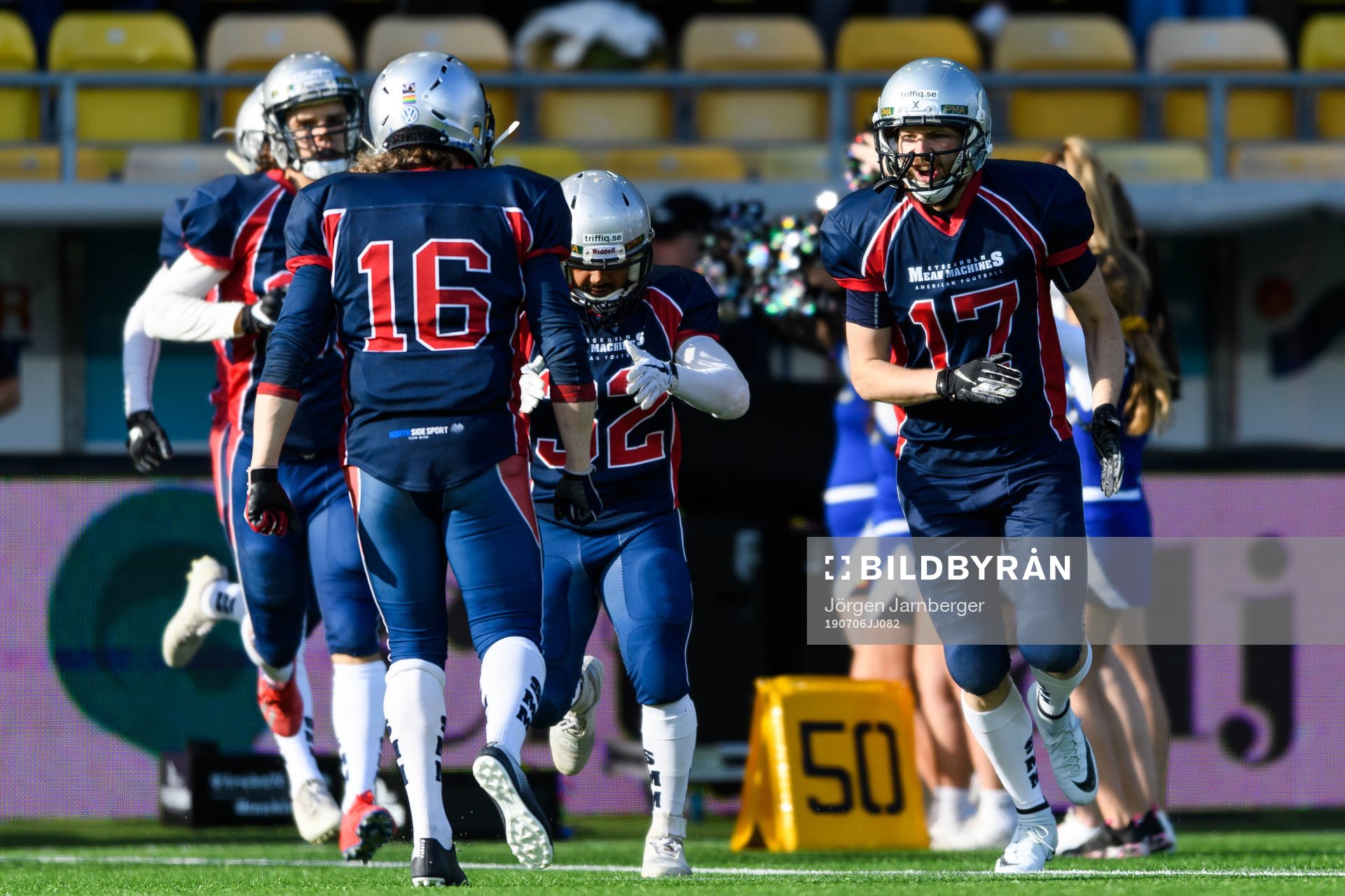 Stockholm Mean Machines spelare kommer in på arenan