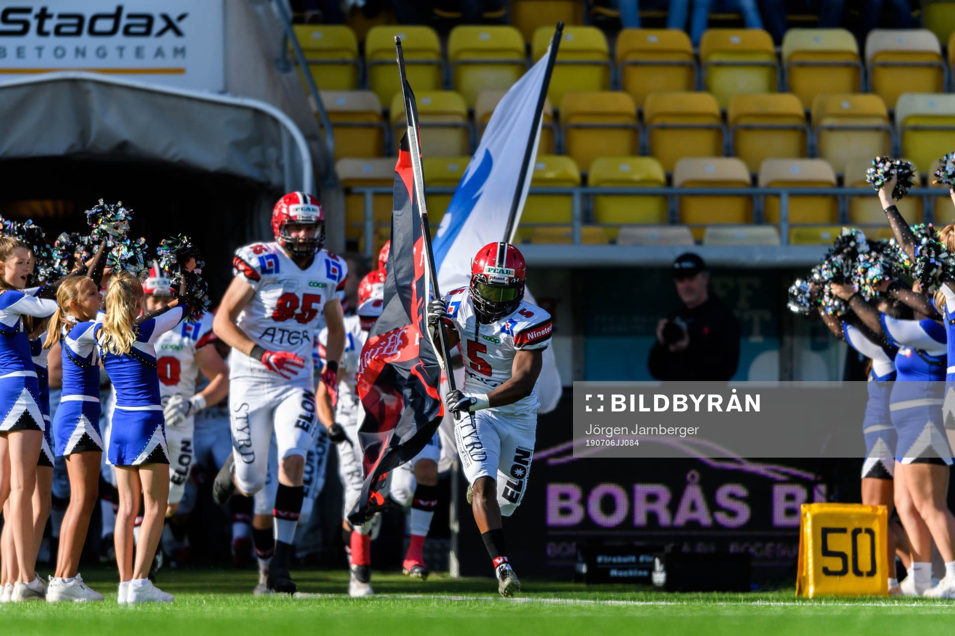 Carlstad Crusaders spelare kommer in på arenan