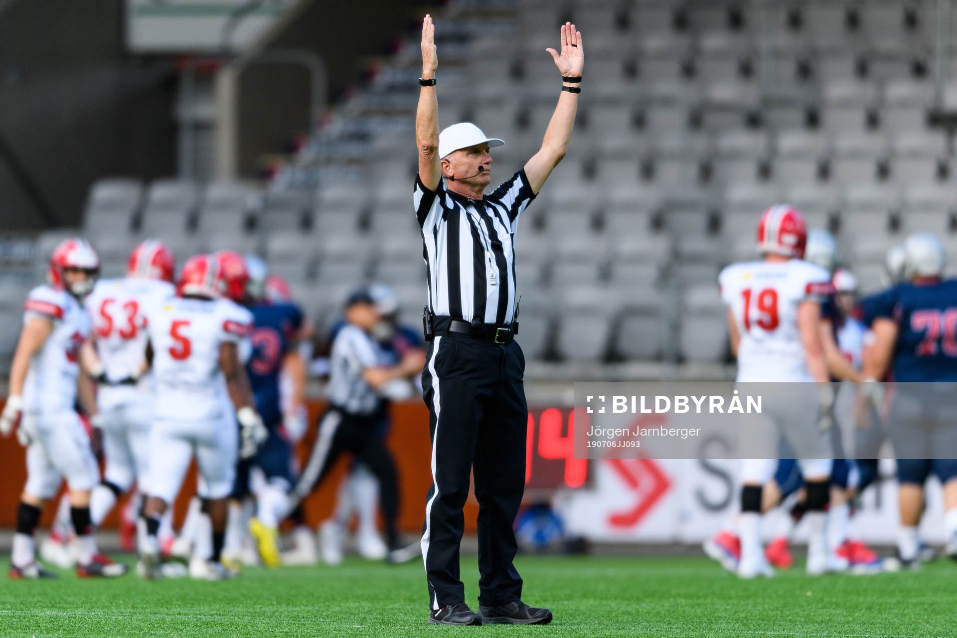 Huvuddomaren ger tecken för touchdown