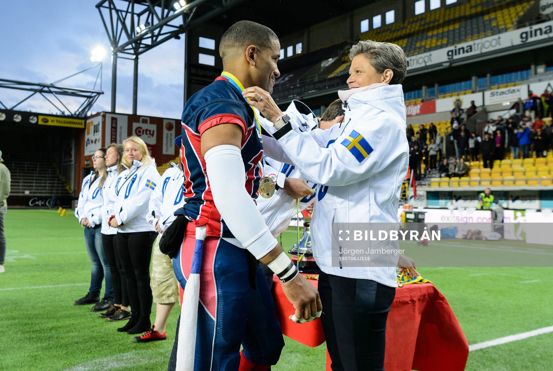 SAFF's ordförande Minette Rogner delar ut SM-medaljen till