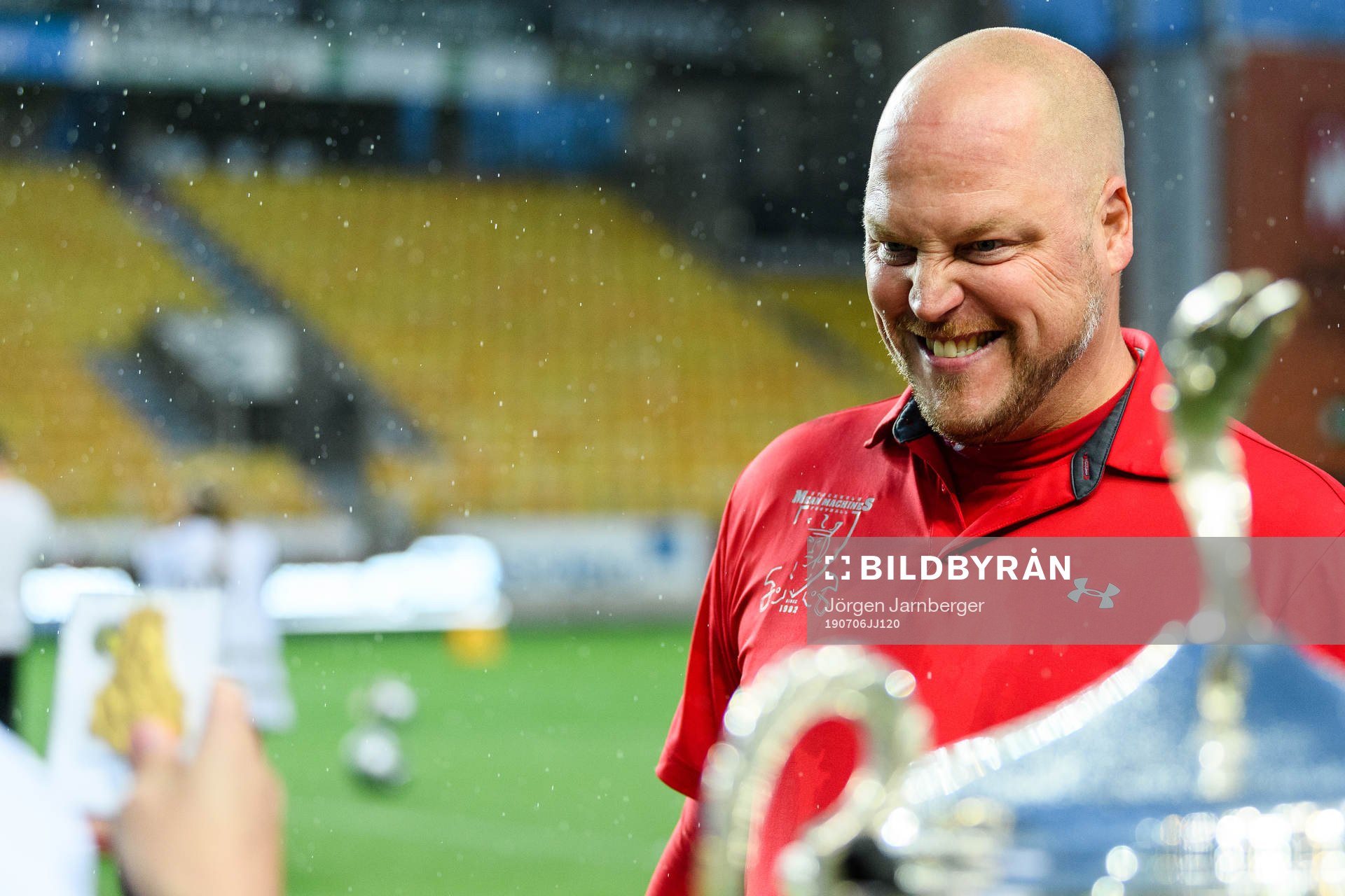 Stockholm Mean Machines head coach Fredrik Pilbäck jublar