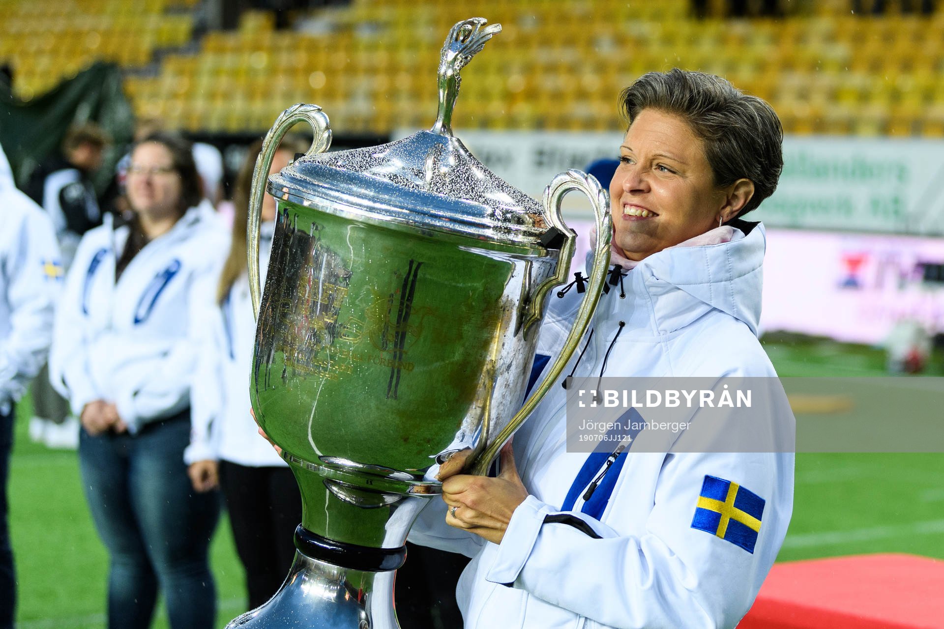 SAFF's ordförande Minette Rogner med SM-bucklan