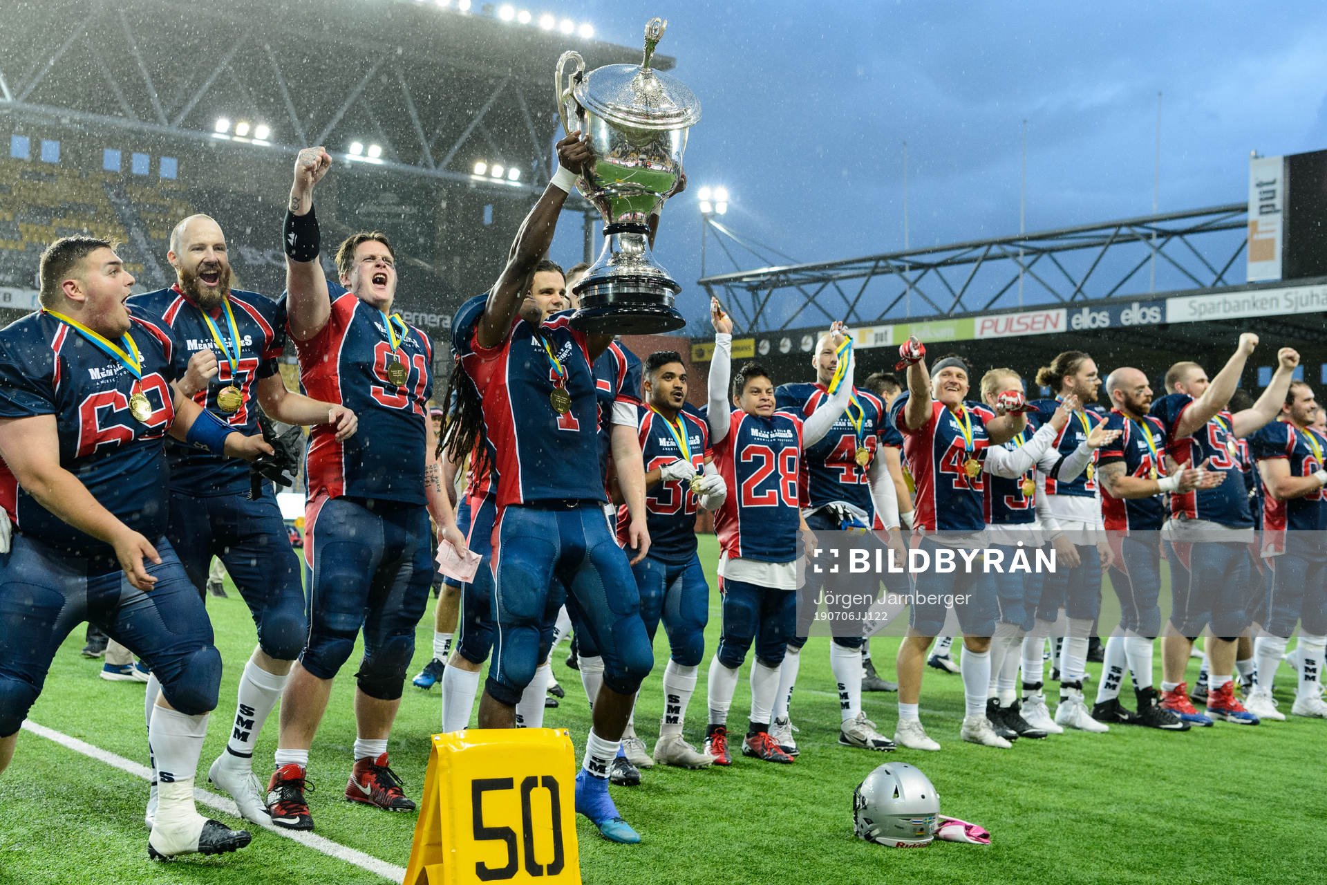 Stockholm Mean Machines spelare jublar med SM-bucklan