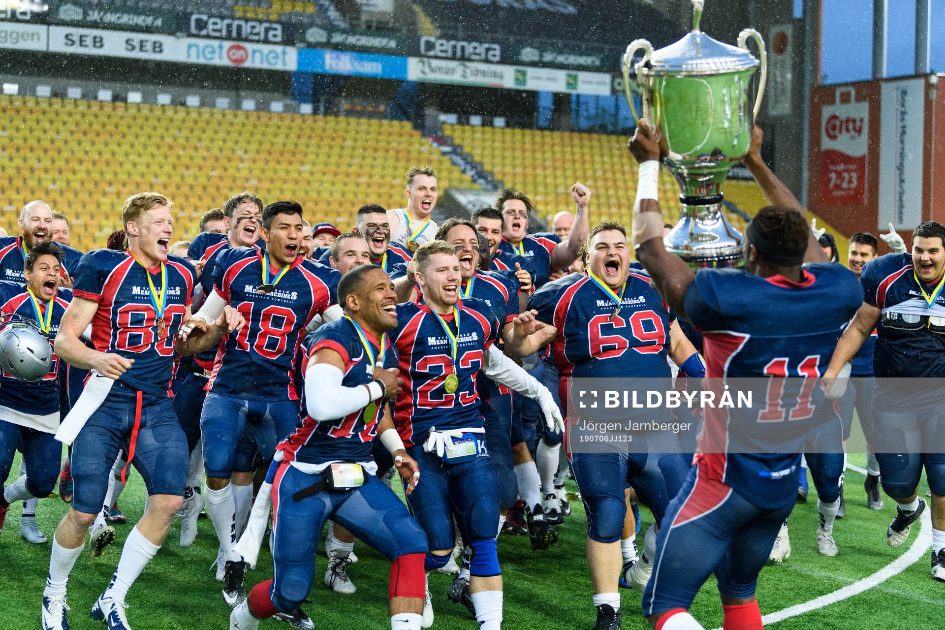 Stockholm Mean Machines spelare jublar med SM-bucklan