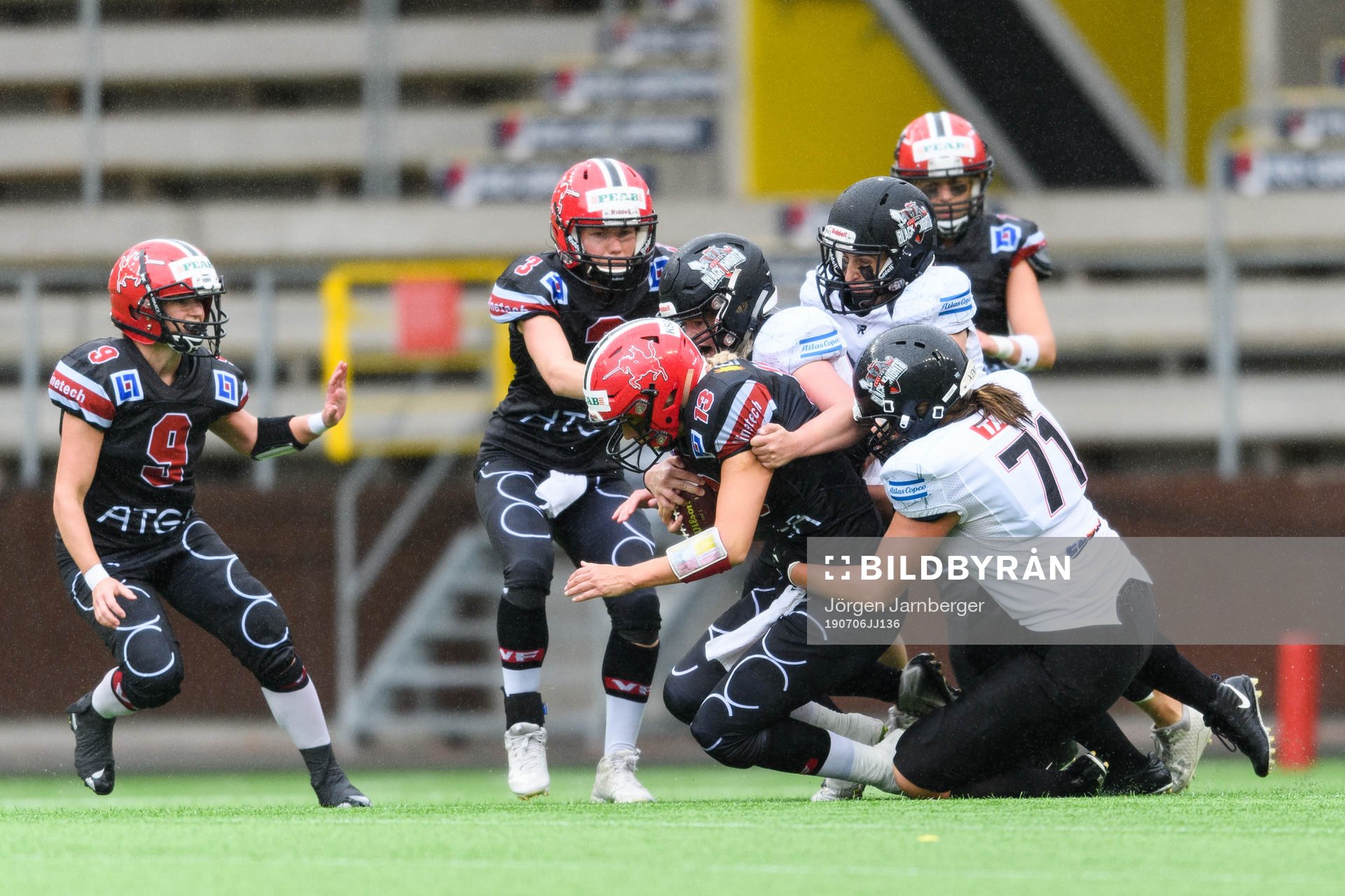 Carlstad Crusaders Linda Johansson stoppas av Örebro Black