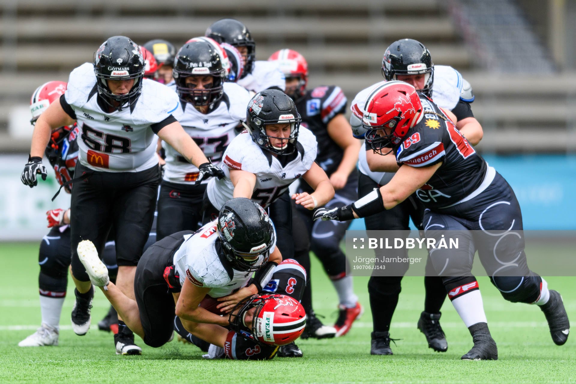 Örebro Black Knights Sara Lidner stoppas av Carlstad