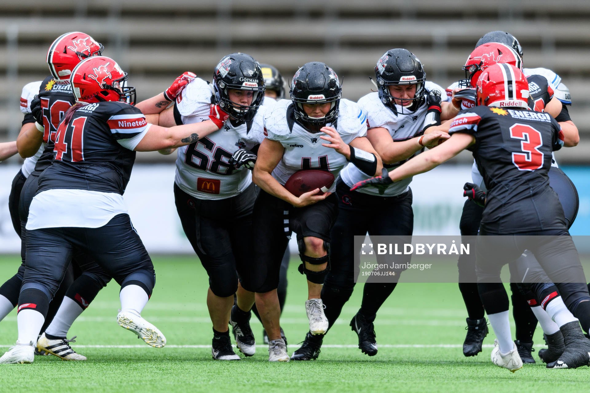 Örebro Black Knights Sara Lidner tar sig igenom Carlstad