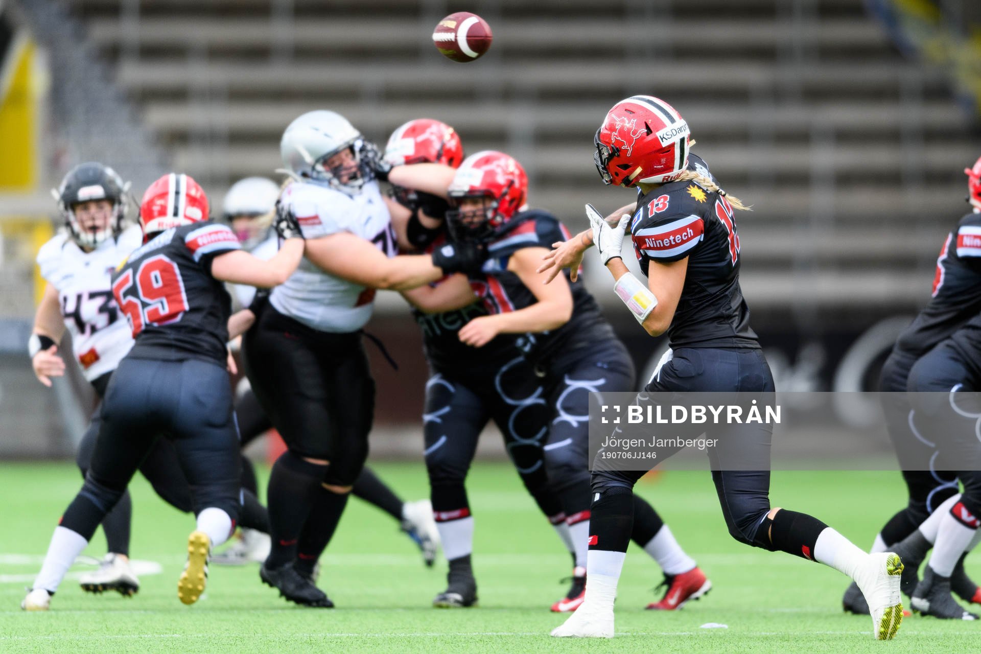 Carlstad Crusaders Linda Johansson (rygg mot kameran)