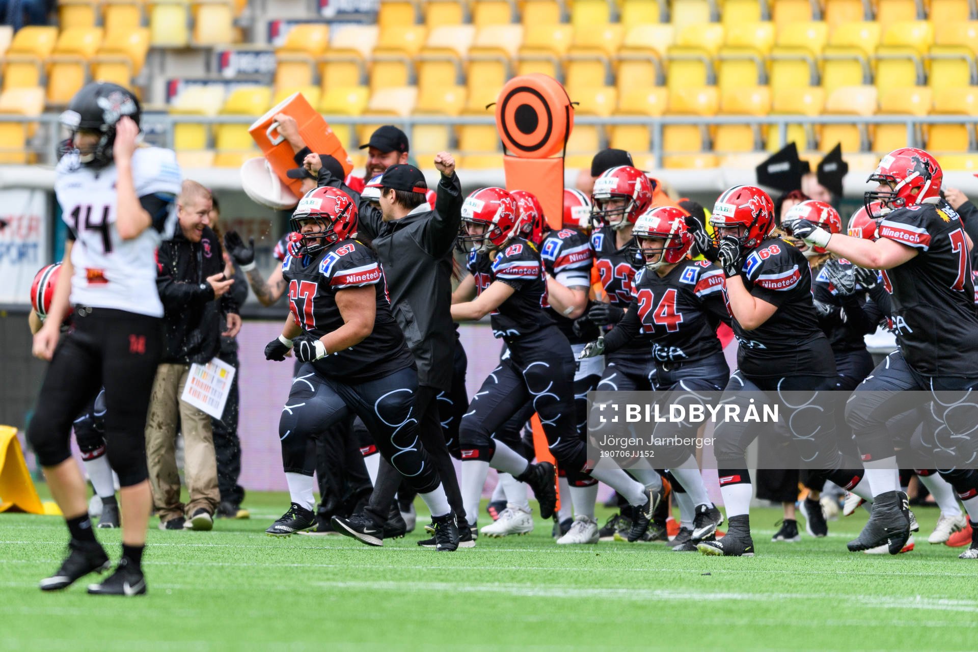 Carlstad Crusaders spelare och ledare jublar