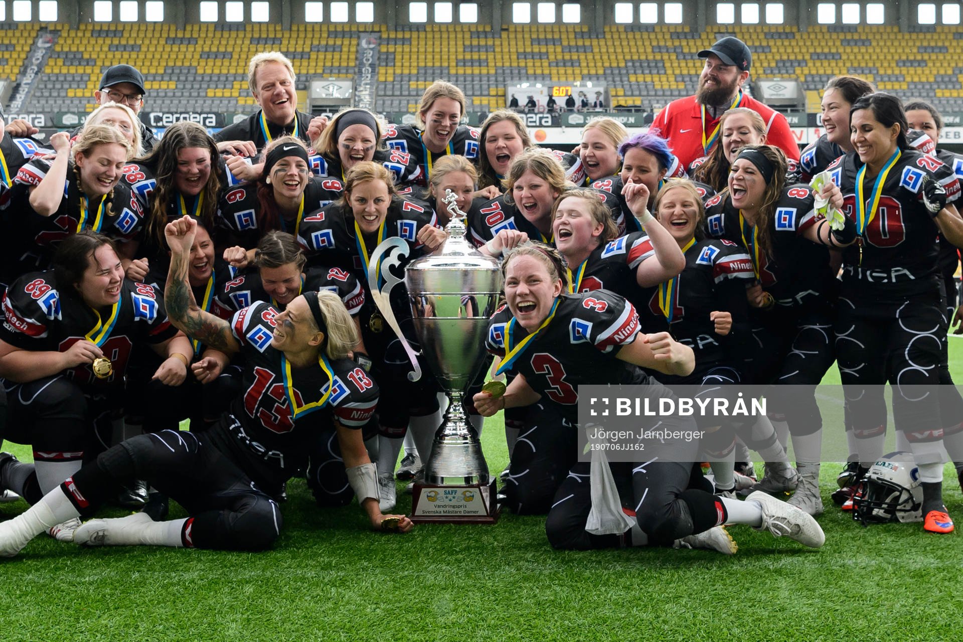 Svenska mästarna Carlstad Crusaders spelare jublar