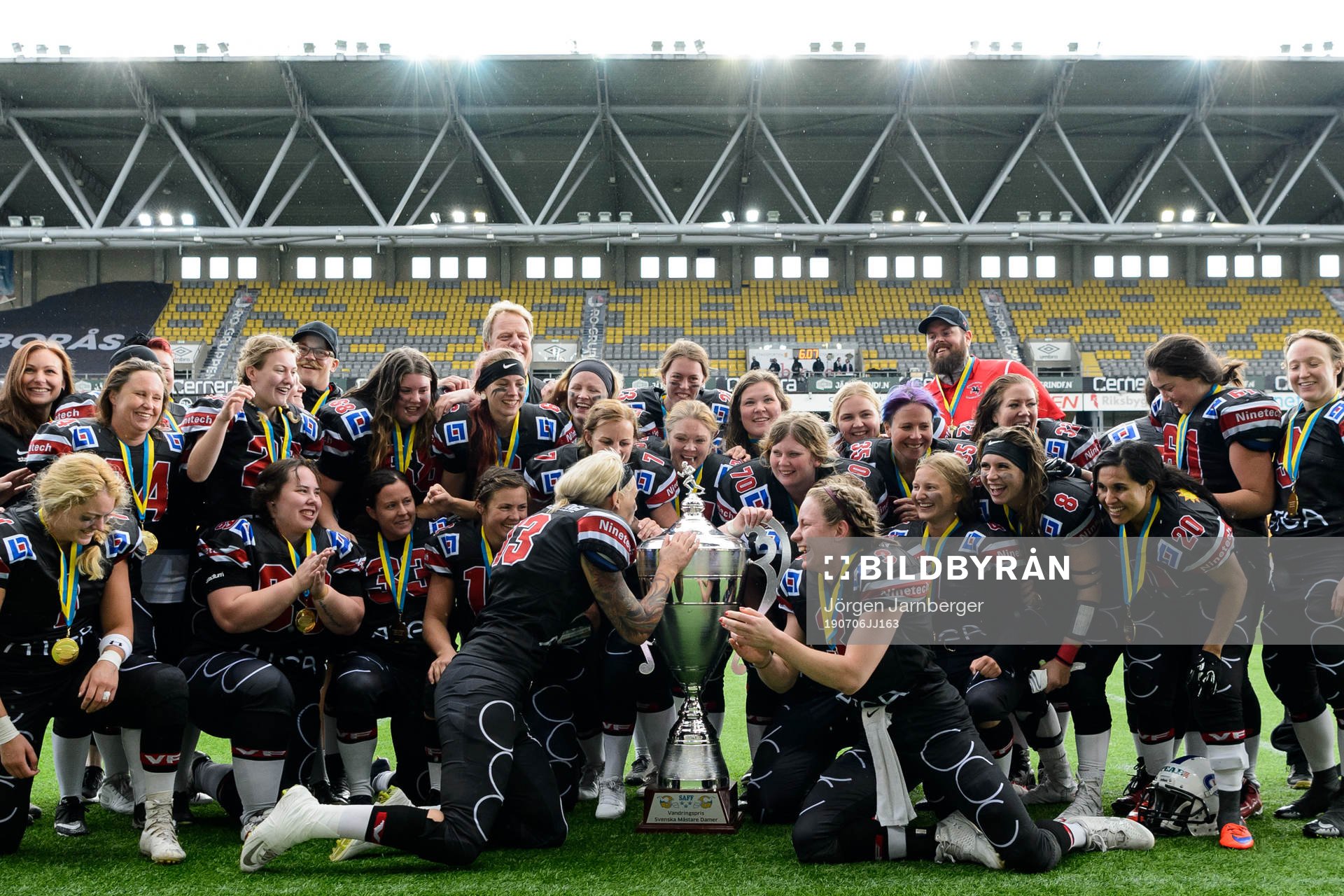 Svenska mästarna Carlstad Crusaders spelare jublar