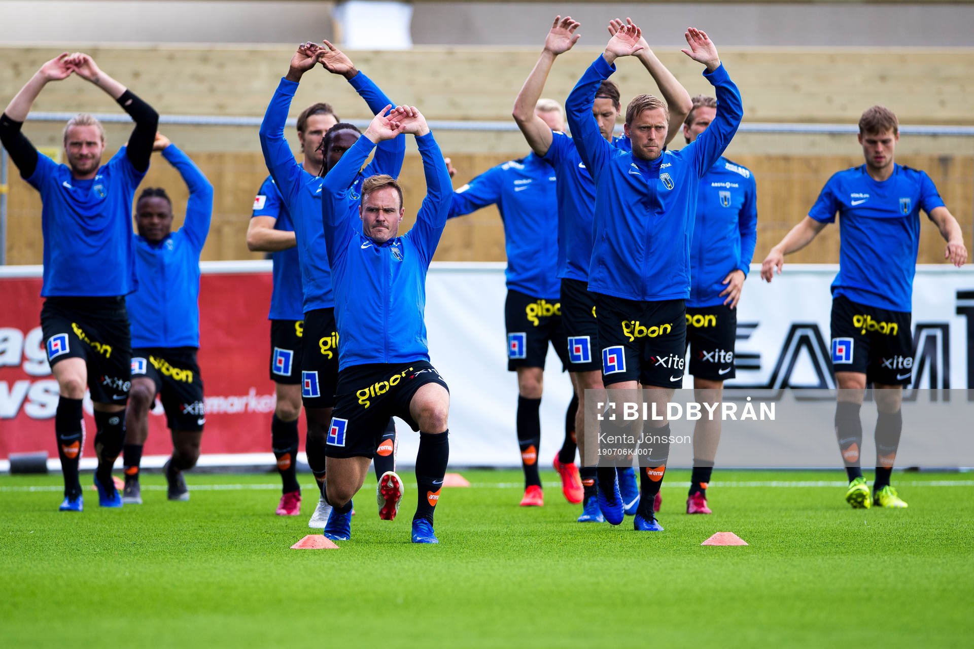 Sirius Niklas Busch Thor och Christer Gustafsson värmer