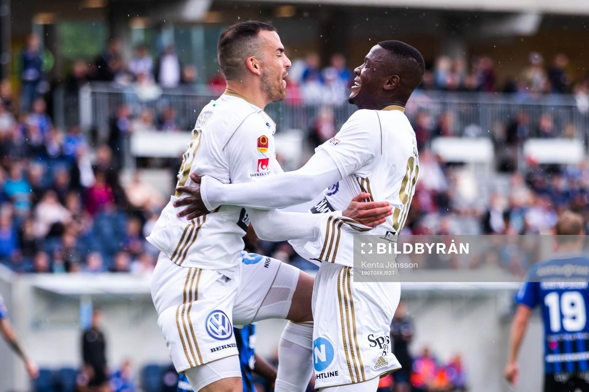 Östersunds Alhaji Gero (h) jublar med Dino Islamovic (v)