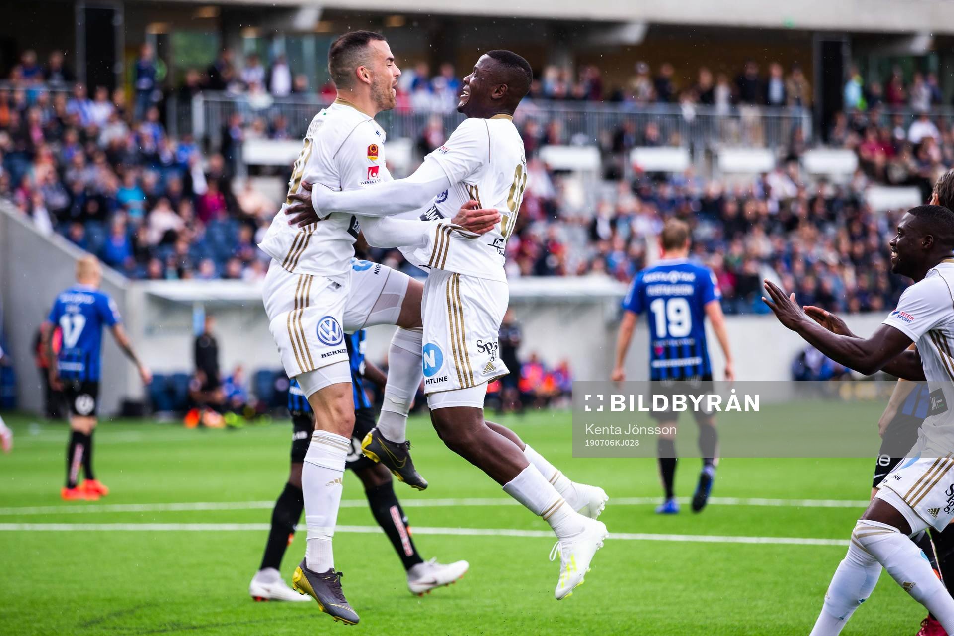 Östersunds Alhaji Gero (h) jublar med Dino Islamovic (v)
