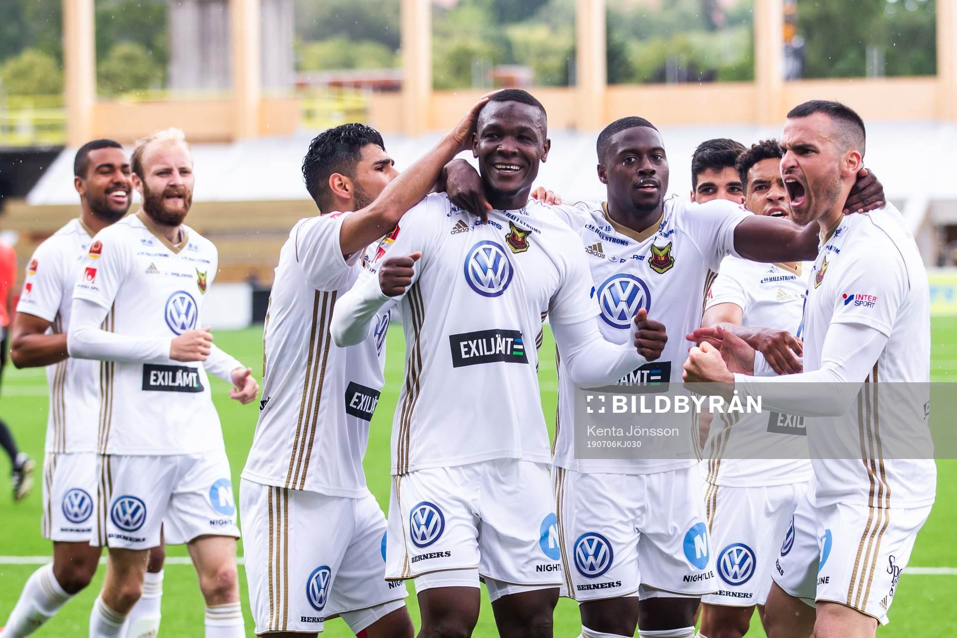 Östersunds Alhaji Gero (m) jublar med Hosam Aiesh, Isak