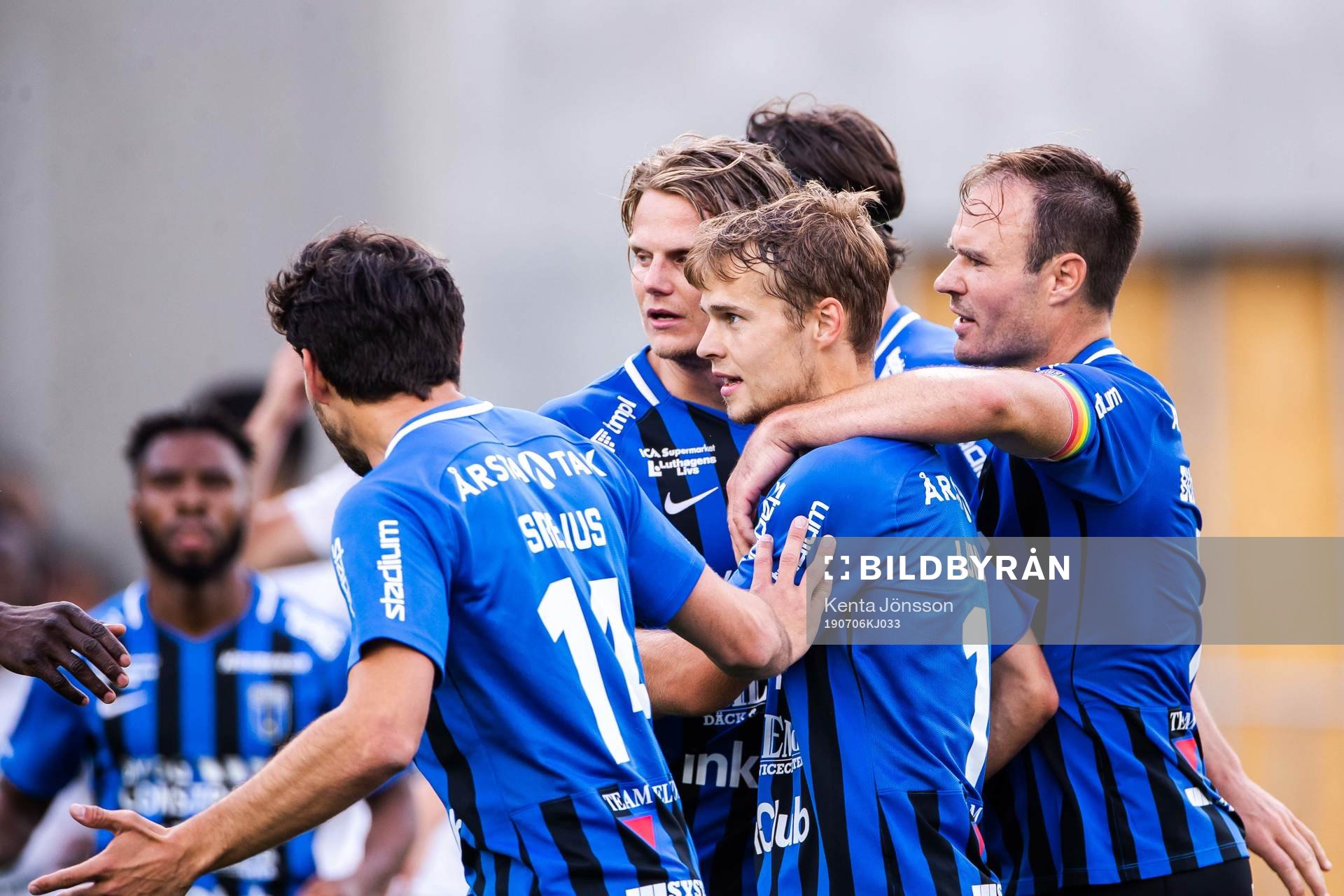 Sirius Sam Lundholm jublar med Niklas Busch Thor och lagkamrater efter 1-1 under fotbollsmatchen i Allsvenskan mellan Sirius och Östersund den 6 juni 2019 i Uppsala.