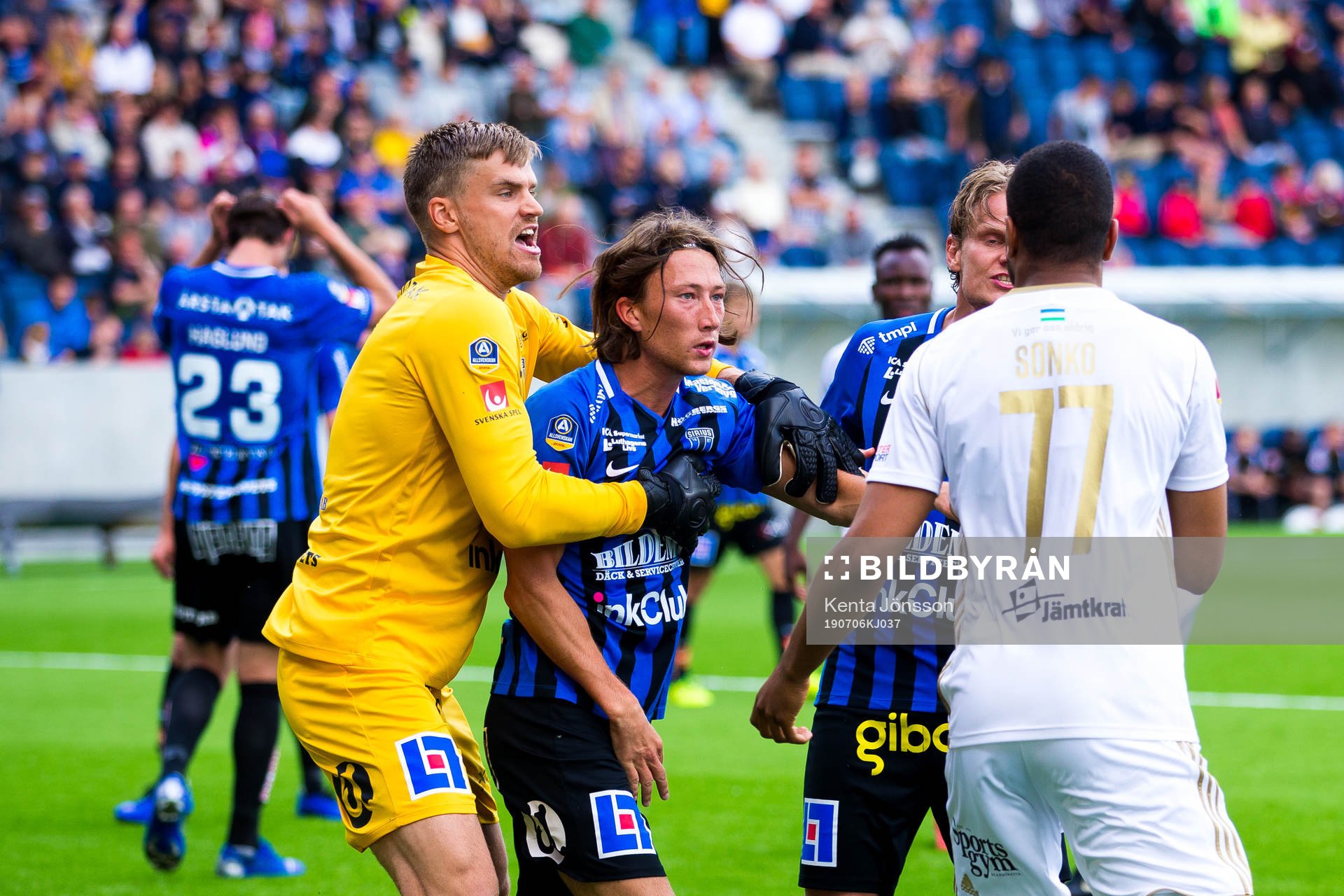 Sirius målvakt Lukas Jonsson och Axel Björnström i ett