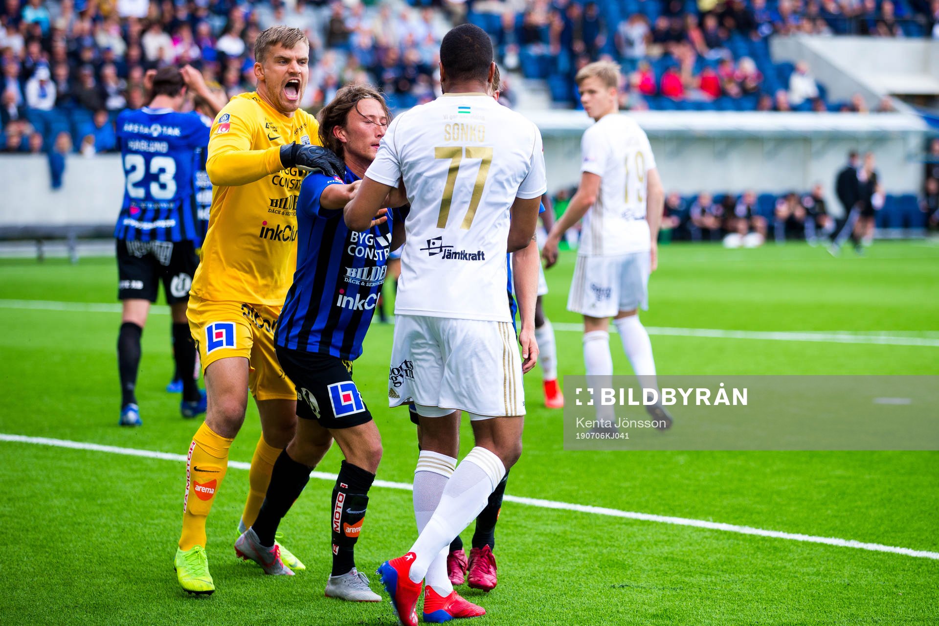 Sirius målvakt Lukas Jonsson och Axel Björnström i ett