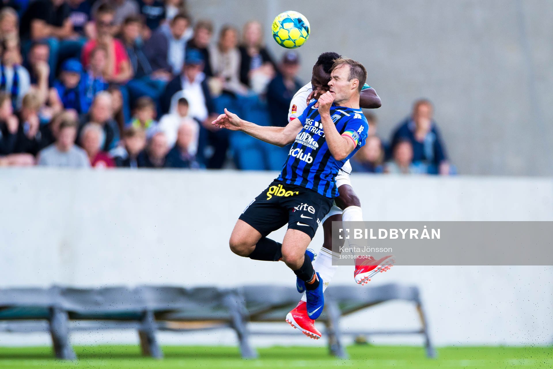 Sirius Niklas Busch Thor i en duell med Östersunds Sam