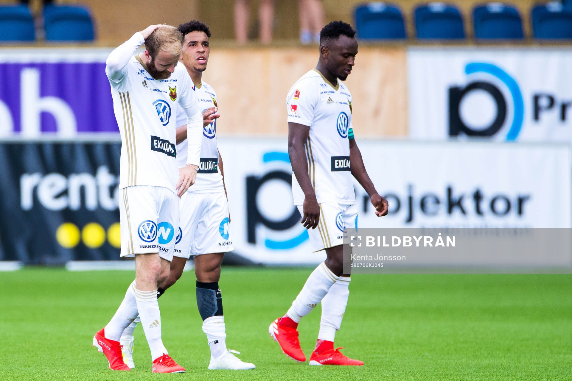 Östersunds Curtis Edwards deppar med Marco Weymans och Sam